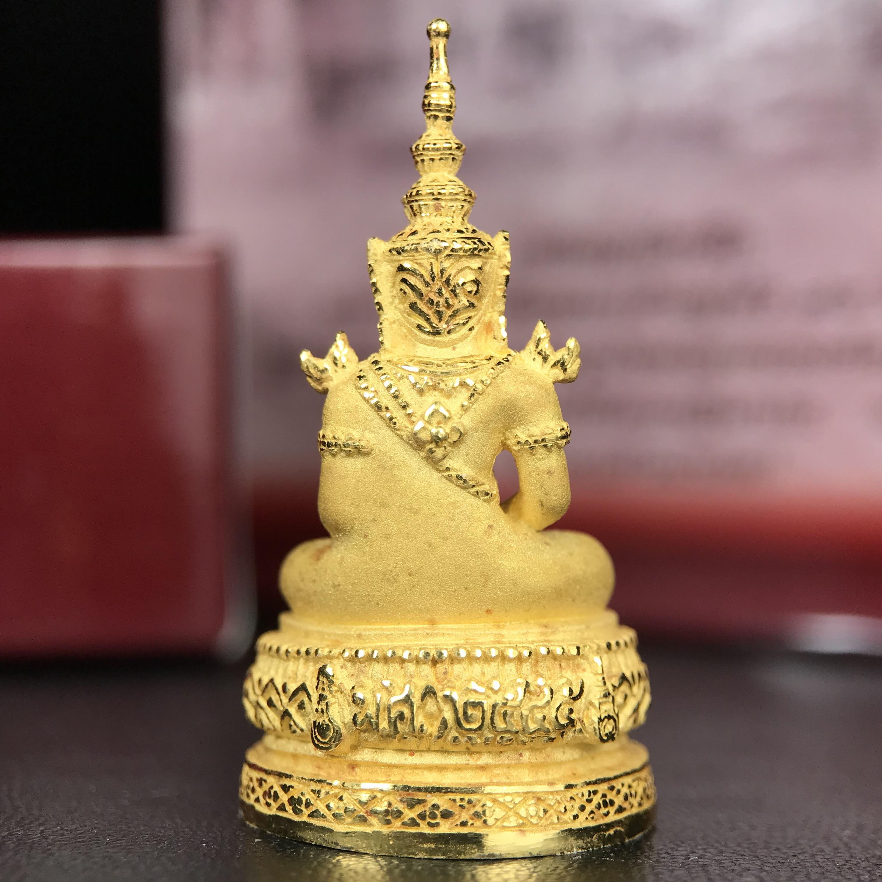 พระแก้วมรกต ภปร.(รุ่นแรก) ปี2545 รุ่นฉลองกรุงรัตนโกสินทร์ครบ 220 ปี พิมพ์ลอยองค์ใหญ่ เนื้อทองคำบริสุทธิ์ 96.5%(15.2 กรัม) ขนาด 19*35 มม.ครบสมบูรณ์(องค์หมายเลข ๓๓)(เลขคู่สวย)สุดยอดมงคลแผ่นดินที่ควรเก็บรักษา บูชาเป็นมงคลชีวิต(สวยงามและหายากมาก)(1ใน1000องค์)