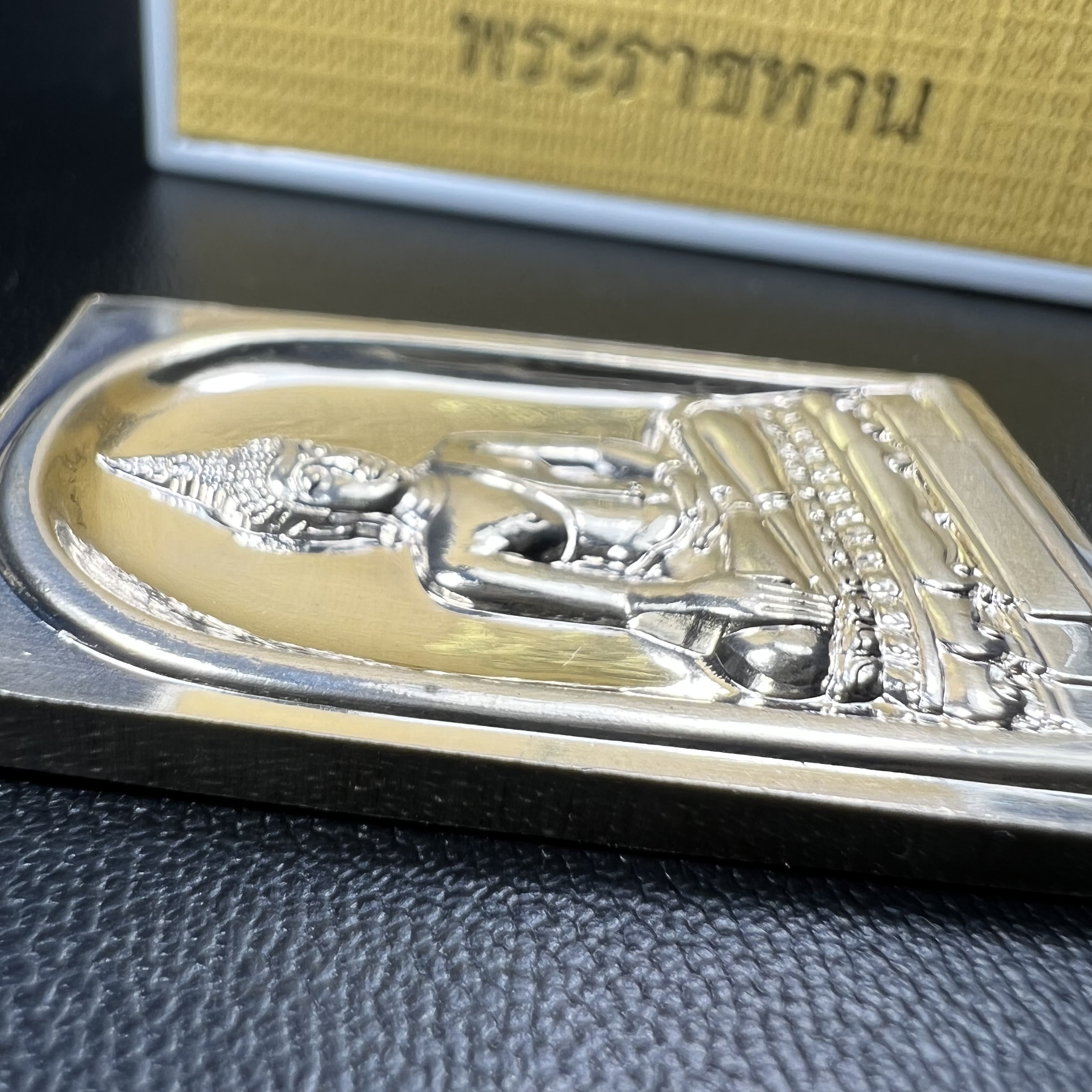 พระพุทธชินสีห์ หลังตรา ปรมาภิไธยย่อ ภปร. ในวโรกาสเฉลิมพระชมพรรษาในหลวงรัชกาลที่9 ครบ 7 รอบ และ ที่ระลึกสมโภชวัดบวรนิเวศวิหารครบ 175 ปี พ.ศ.2554 เหรียญเนื้อเงิน พิมพ์ใหญ่ ขนาดสูง 3.8 ซม. พร้อมกล่องบรรจุเดิมพระราชทาน(1 ใน 1585 เหรียญ)หายาก