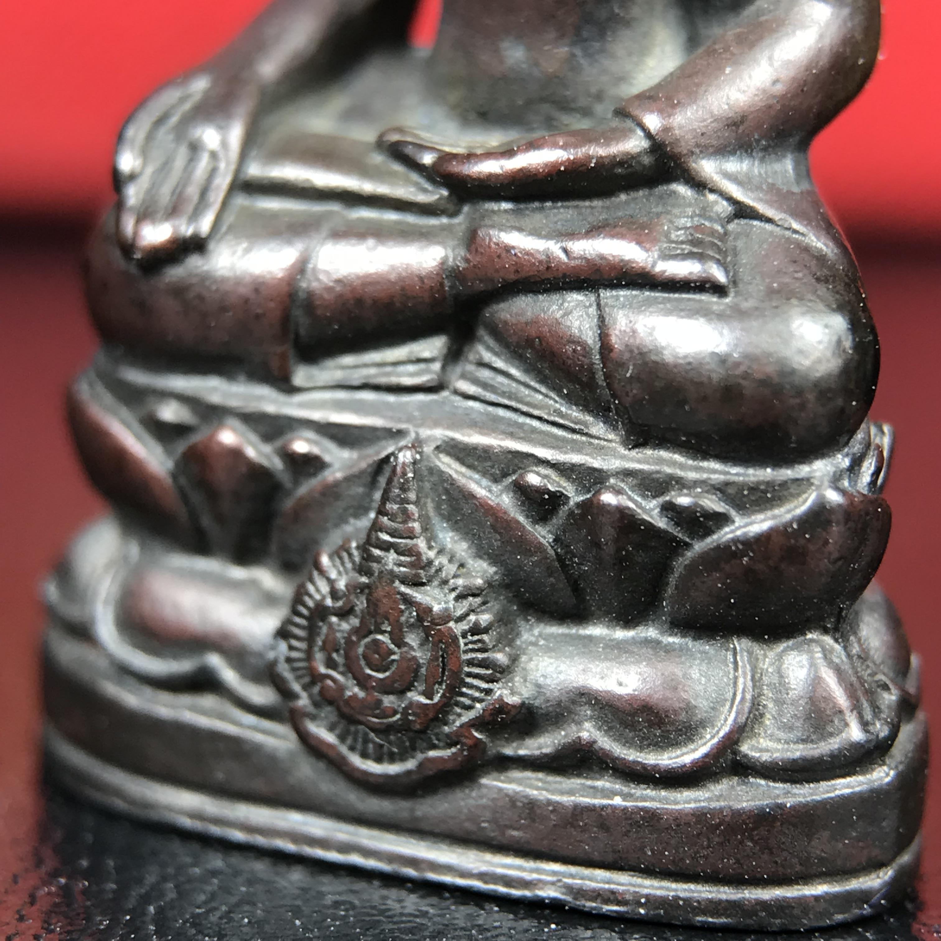 พระกริ่งไพรีพินาศ บรรจุเหล็กไหล ครั้งแรกและครั้งเดียวในประวัติศาสตร์ เฉลิมพระเกียรติ พระบาทสมเด็จพระเจ้าอยู่หัวรัชกาลที่9 พระชนมพรรษา 6 รอบ ปี2542 เนื้อนวโลหะผสมทองคำ(บรรจุเหล็กไหล)ดีนอก-ดีใน พิธีใหญ่ มวลสารเด่น (หายาก)