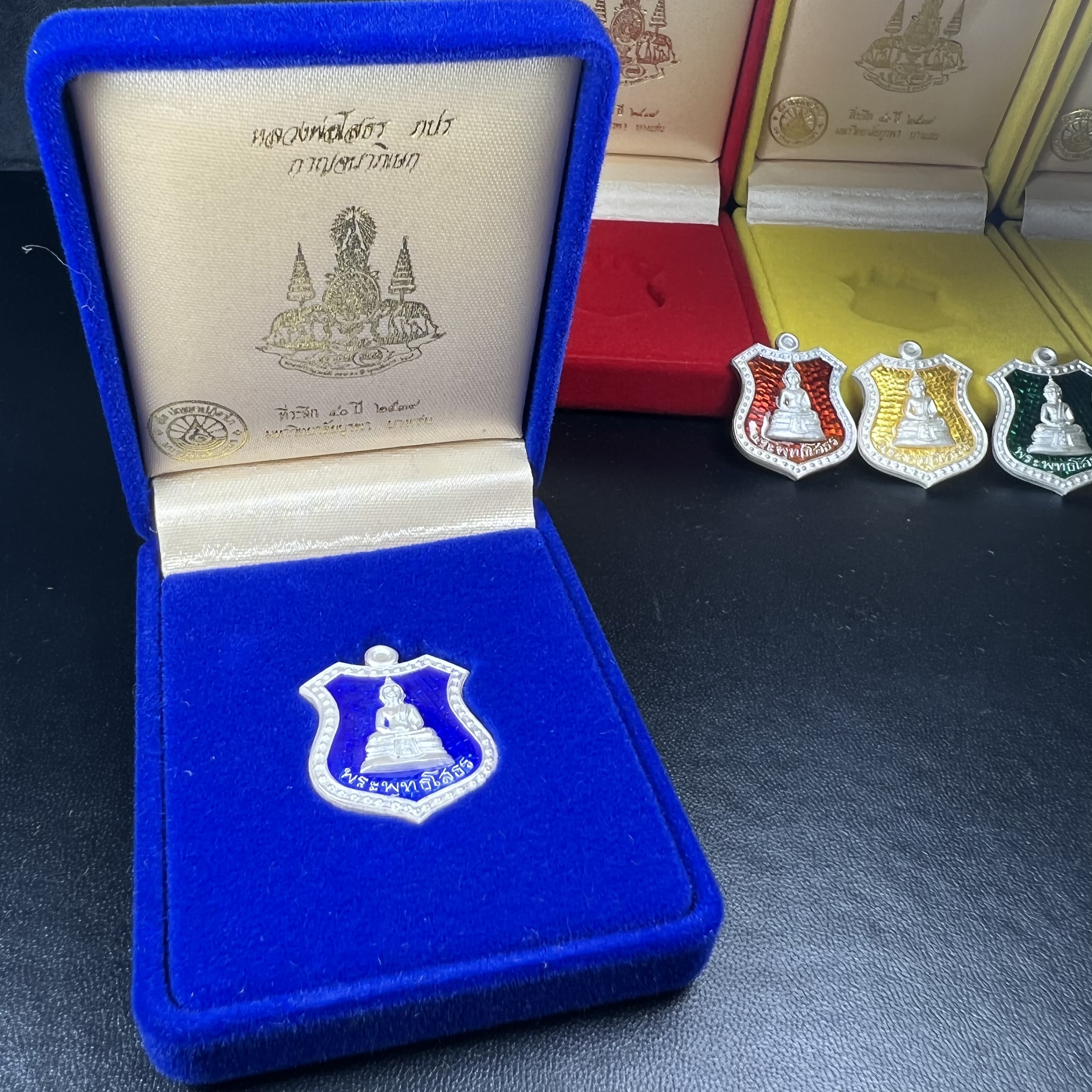 เหรียญหลวงพ่อโสธร ภปร. รุ่นกาญจนาภิเษก จัดสร้างในมงคลวโรกาสที่พระบาทสมเด็จพระเจ้าอยู่หัวรัชกาลที่9 เสด็จเถลิงถวัลย์สิริราชสมบัติ ครบ 50 ปี ในพุทธศักราช 2539 เนื้อเงินลงยา(สีแดง สีเหลือง สีน้ำเงิน สีเขียว)ครบชุดรวม 4 เหรียญ(พิธีใหญ่เข้มขลัง)1 ใน 9950 ชุด