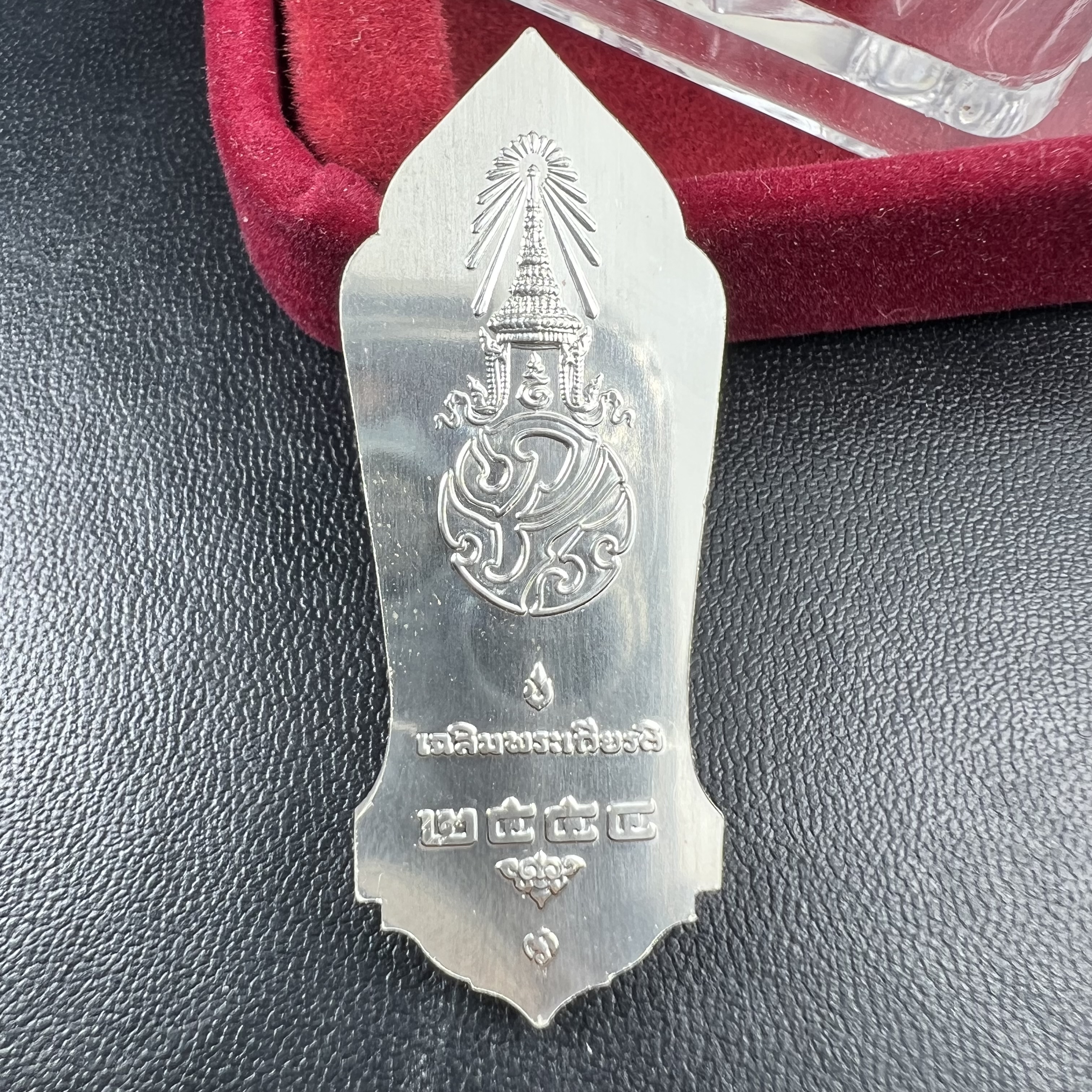 พระพุทธธรรมิกราชบพิตร ภปร. เฉลิมพระเกียรติ 2554 วัดบวรนิเวศวิหาร ขนาดสูง 4.5 ซม. เนื้อเงิน(ตอกโค๊ด Ag)(หายากพบเจอน้อยมาก)ผลิตโดย สำนักกษาปณ์ กรมธนารักษ์ พิธีพุทธาภิเษก ณ พระอุโบสถวัดบวรนิเวศวิหาร สภาพสวย กล่องบรรจุเดิมครบสมบูรณ์(1 ใน 2555 เหรียญ)หายาก