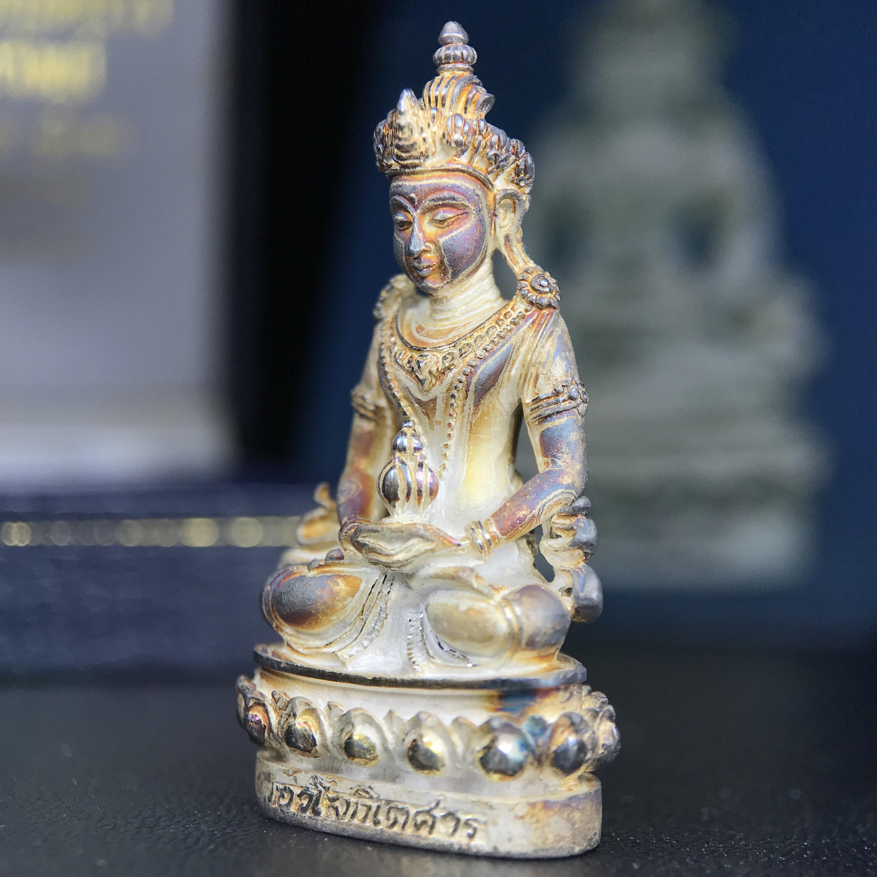 พระกริ่งอวโลกิเตศวร ( เจ้าแม่กวนอิม ) วัดโพธิ์แมนคุณาราม รุ่นอุดมโภคทรัพย์ พ.ศ.2539 เนื้อเงินพ่นทราย(ผิวเดิม ขึ้นสีรุ้งธรรมชาติ แบบนิยม เสน่ห์ของพระเนื้อเงิน) (พร้อมกล่องบรรจุการ์ดใบรับรองเดิมครบ)(อีกหนึ่งรุ่นยอดนิยม พุทธศิลป์สวยงดงาม)หายาก 1 ใน 5000 องค์