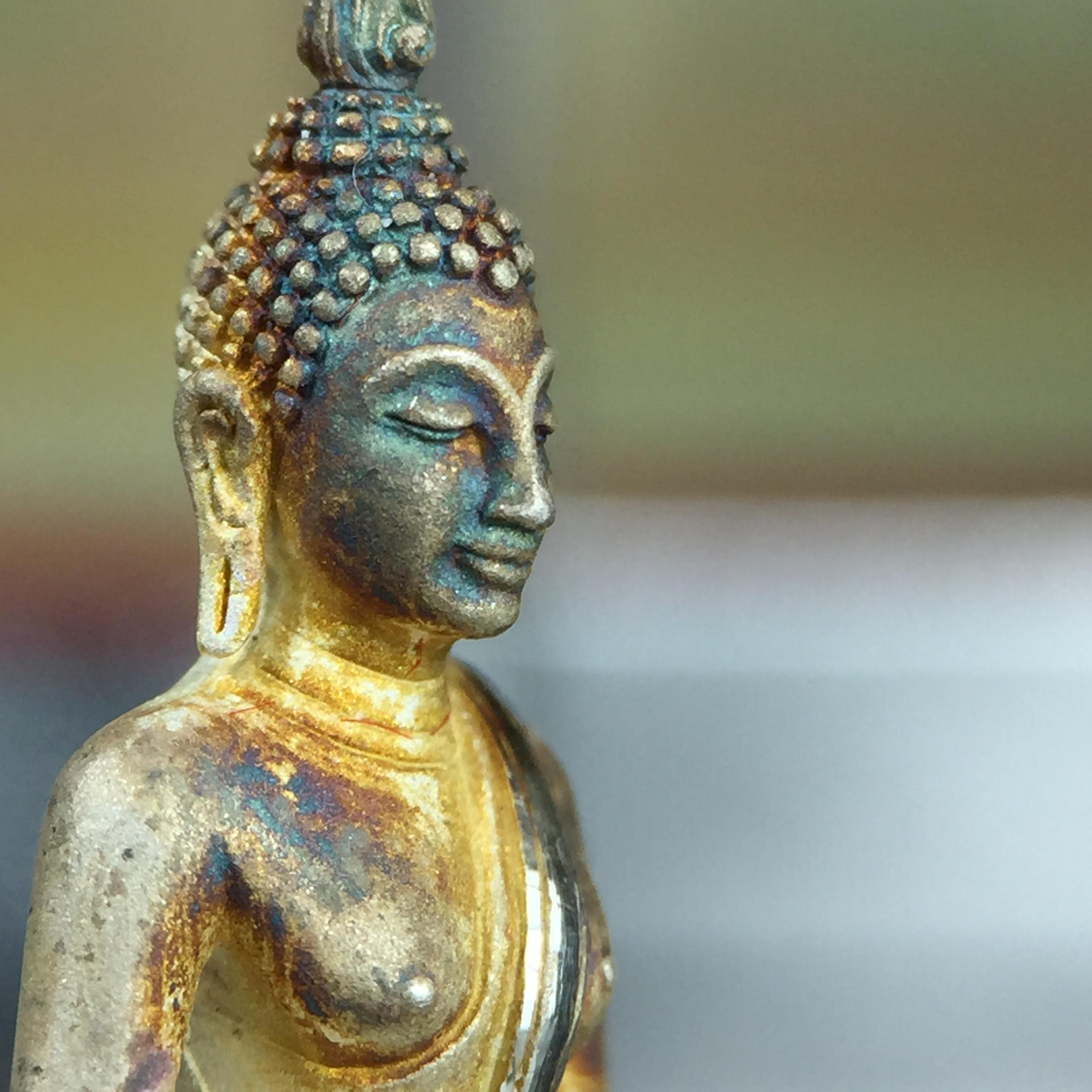 พระกริ่ง+พระชัยวัฒน์พระพุทธนวราชบพิตร ครองสิริราชสมบัติครบ 50 ปี พ.ศ.2540 เนื้อเงินผิวเดิมๆขึ้นสีรุ้งธรรมชาติแบบนิยม(หายาก)(สีสันที่ธรรมชาติสรรค์สร้าง)พร้อมกล่องบรรจุเดิมครบ(1ชุด 2 องค์)1 ใน 9500 ชุด