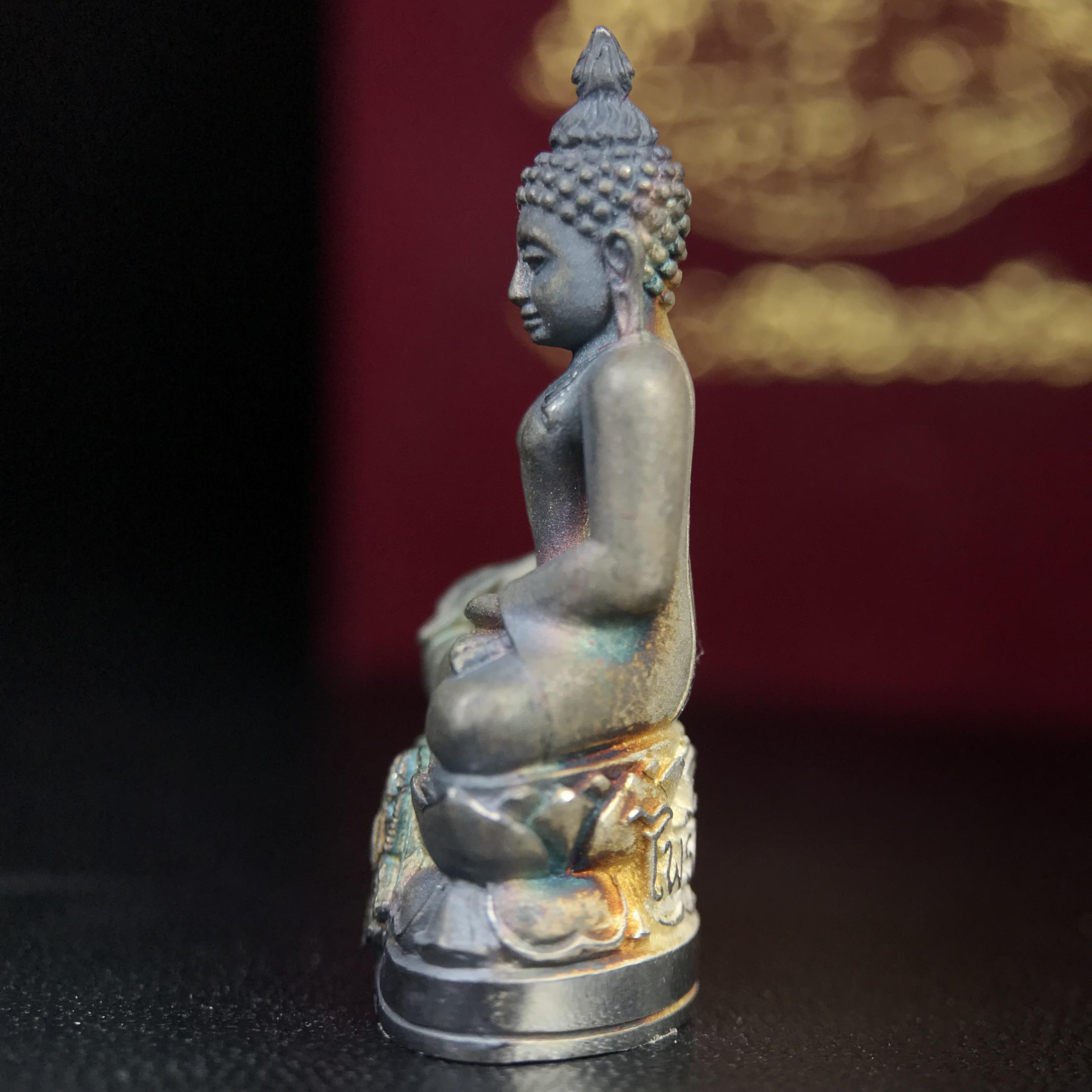 พระกริ่งไพรีพินาศ ตรากาญจนาภิเษก วัดบวรนิเวศวิหาร ที่ระลึกในหลวงรัชกาลที่9 ครองสิริราชสมบัติครบ 50ปี เนื้อเงิน(สภาพผิวเดิมขึ้นสีรุ้งธรรมชาติสวยแบบนิยม)(เสน่ห์พระเนื้อเงินสีสันที่ธรรมชาติสรรค์สร้าง)เข้มขลังทรงอานุภาพยิ่งใหญ่ กำราบศัตรูพ่ายสิ้น พระไพรีพินาศ