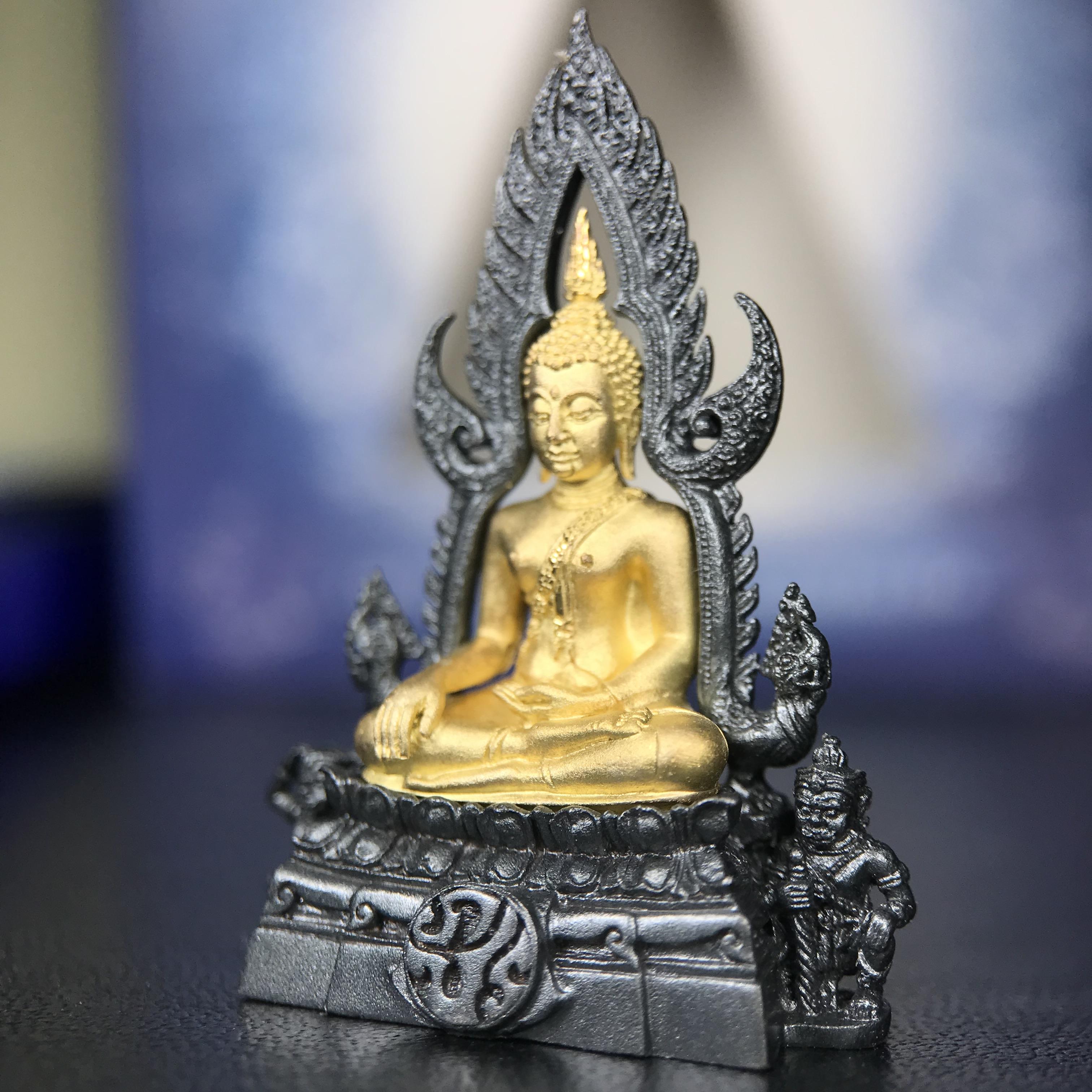 พระพุทธชินราช ภปร. โครงการ เพราะแผ่นดินนี้คือแผ่นดินเกิด เนื้อเงินชุบทองคำซุ้มรมดำ ปี2551 ขนาดหน้าตัก1/2นิ้ว(3.5*2.5 ซม.)ประกอบพิธี ณ พระอุโบสถ วัดพระศรีรัตนศาสดาราม(วัดพระแก้ว)และพระวิหารวัดพระศรีรัตนมหาธาตุวรมหาวิหาร(จ.พิษณุโลก)(สวยงามหายาก)1ใน5000องค์