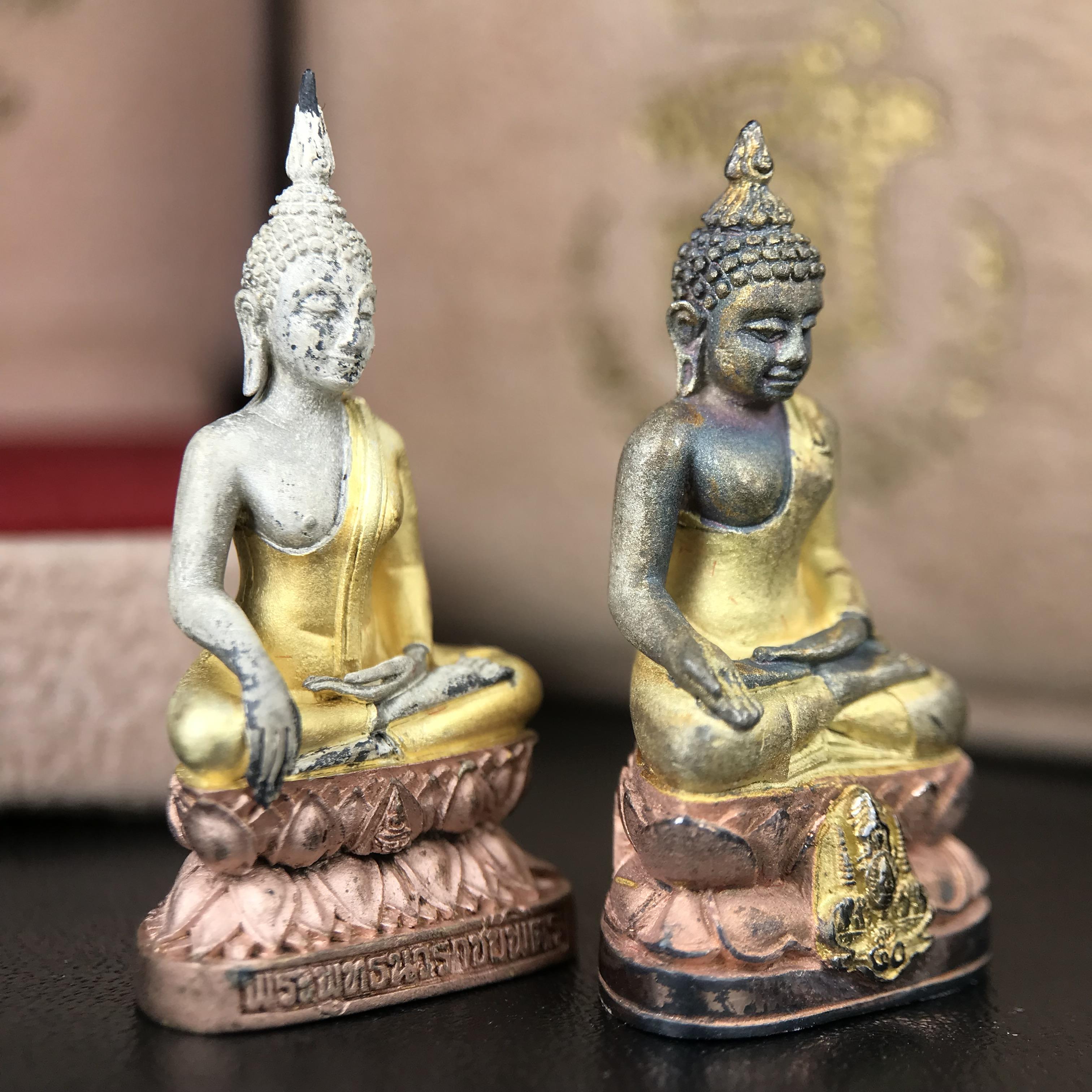 พระกริ่งพระพุทธนวราชบพิตร+พระกริ่งไพรีพินาศ ตรากาญจนาภิเษกครองสิริราชสมบัติครบ 50 ปี รัชกาลที่9 ปี2540 เนื้อเงินสามกษัตริย์(ผิวเดิมสวย ครบ สมบูรณ์)พร้อมกล่องบรรจุเดิมครบ ***ครบชุดพระราชทานทั้งสององค์ นานทีจะมีมาคู่กันครับ(หายาก)***