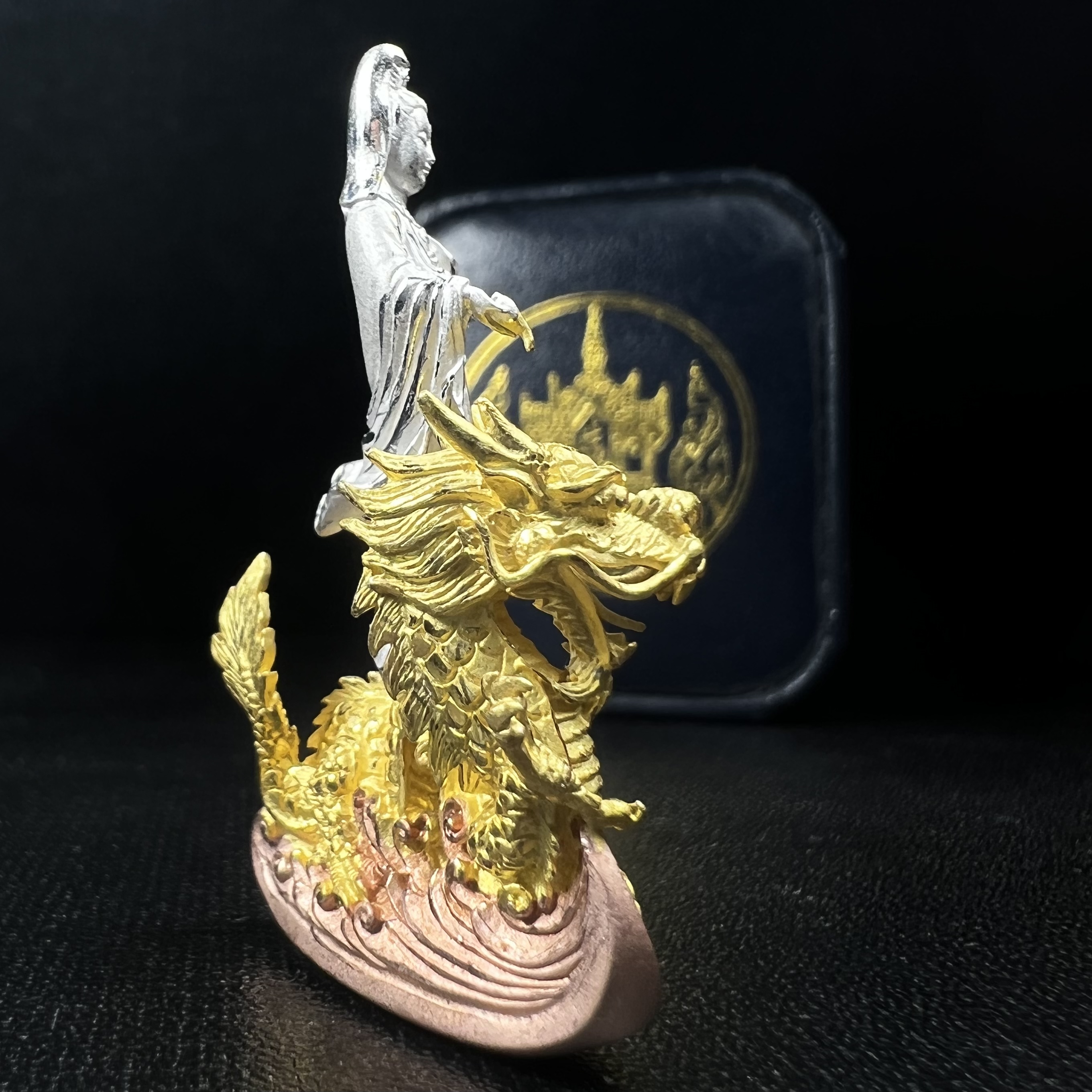 รูปหล่อลอยองค์พระโพธิสัตว์กวนอิม ทรงประทับมังกร จ.ระนอง เนื้อเงินสามกษัตริย์(พบเจอน้อยหายาก) พิมพ์ใหญ่(คัดสภาพผิวเดิม สวยงดงาม ทรงคุณค่า) เฉลิมฉลองในวโรกาสที่พระบาทสมเด็จพระเจ้าอยู่หัวทรงครองสิริราชสมบัติครบ 50 ปี จ.ระนอง พ.ศ.2539