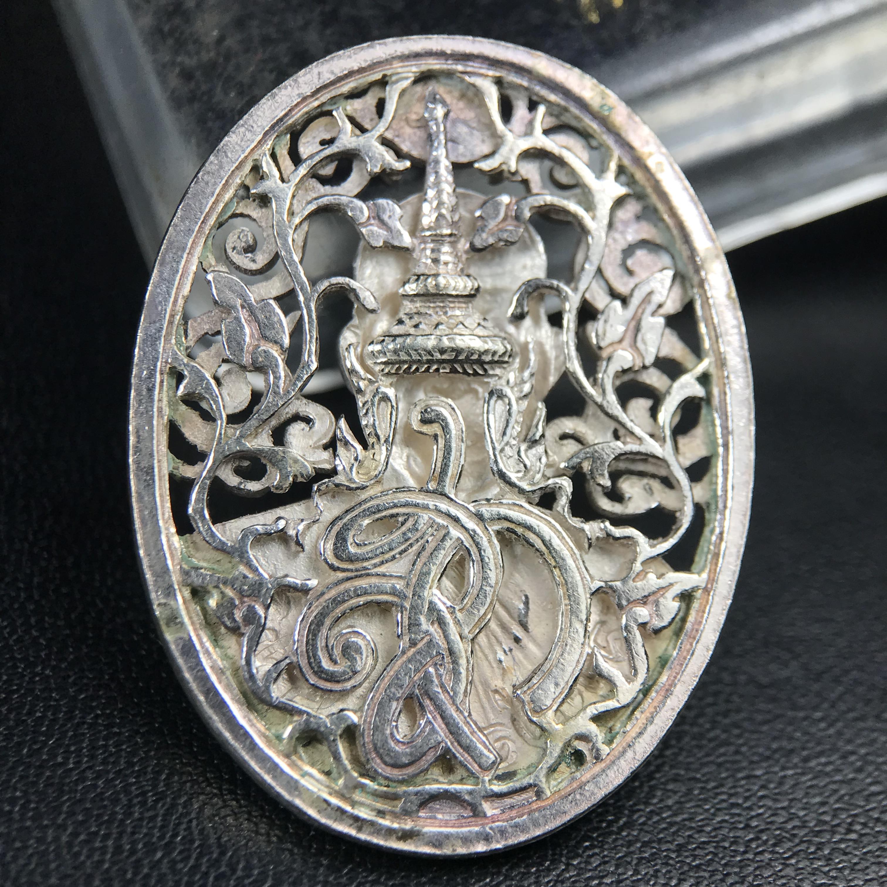 เหรียญหลวงพ่อคูณ ปริสุทโธ วัดบ้านไร่ รุ่น สก. ปี 2536 พิมพ์ลายฉลุ เนื้อเงิน(สวย งดงาม หายาก) งานมหามงคลเฉลิมพระชนมพรรษา 5 รอบ สมเด็จพระบรมราชินีนาถ จัดสร้างโดย กองพลทหารราบที่๒ ทหารเสือราชินี รักษาพระองค์ (พิธีใหญ่ ประวัติชัดเจน อีกหนึ่งรุ่นยอดนิยม)