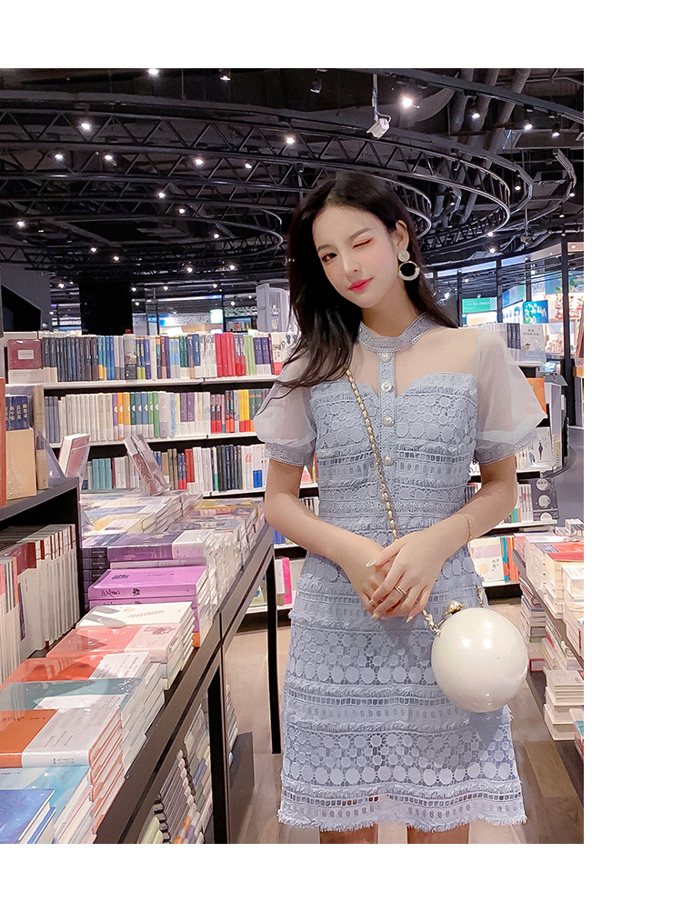 ชุดเดรสสั้นผ้าลูกไม้สีฟ้าอ่อน ทรงปล่อย คอกลม แขนตุ๊กตาผ้าโปร่ง สวยดูดี