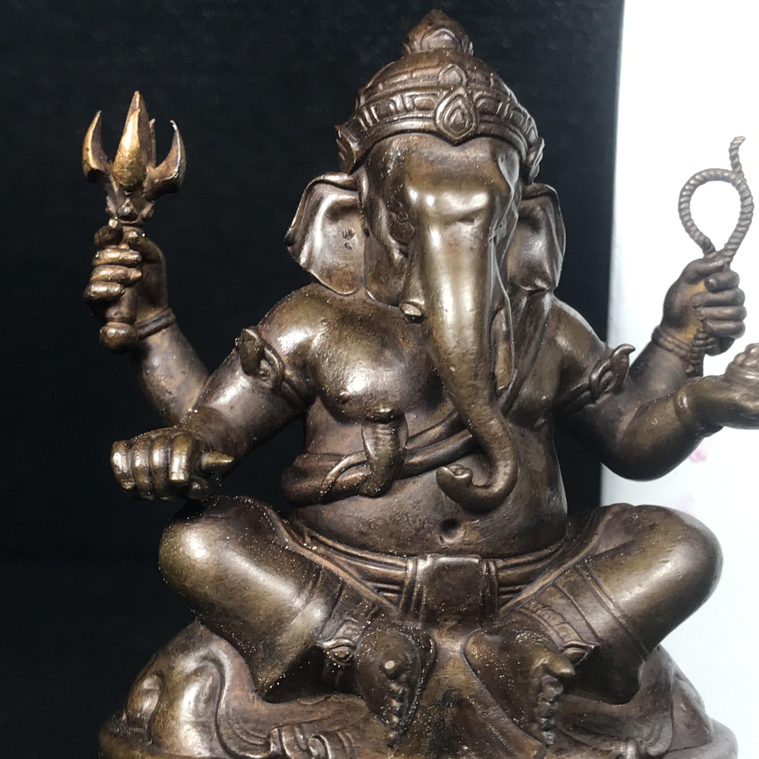 พระพิฆเนศวร รุ่น 108 แห่งการสถาปนากรมศิลปากร ปี 2562 ขนาดบูชาหน้าตัก 1.5 นิ้ว เนื้อทองเหลืองรมดำ (พิธีใหญ่ มวลสารดี)(เลขนัมเบอร์ 714)1 ใน 1999 องค์