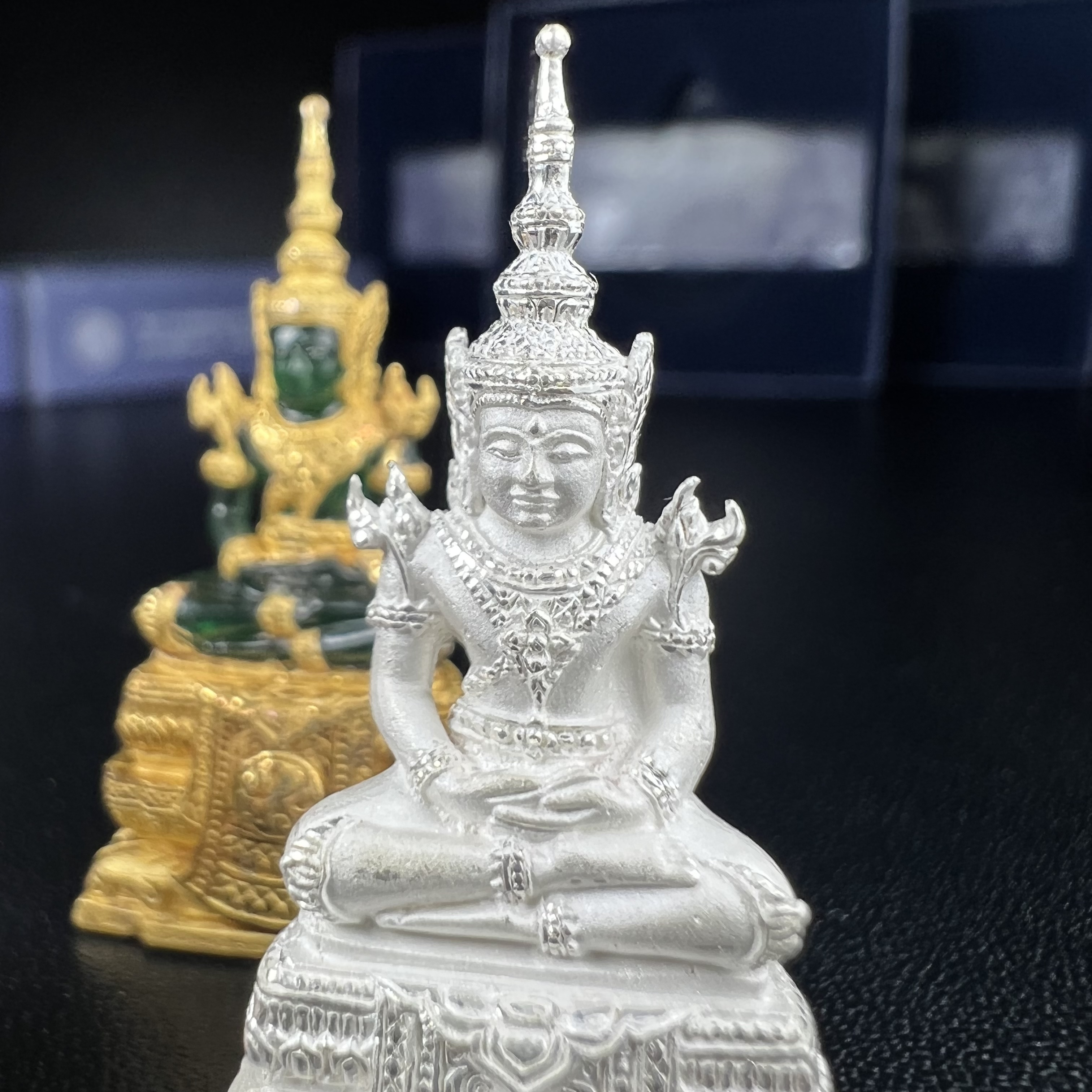 พระแก้วมรกต ภปร. จัดสร้างโดย รพ.ภูมิพลฯ ปี2547 ลอยองค์ขนาดหน้าตัก 1/2 นิ้ว (เนื้อเรซิ่นหุ้มทองคำ99.99%+เนื้อเงิน+เนื้อเงินสามกษัตริย์)(1ชุด 3 องค์)งดงามทรงคุณค่าอีกหนึ่งรุ่นยอดนิยม หายาก