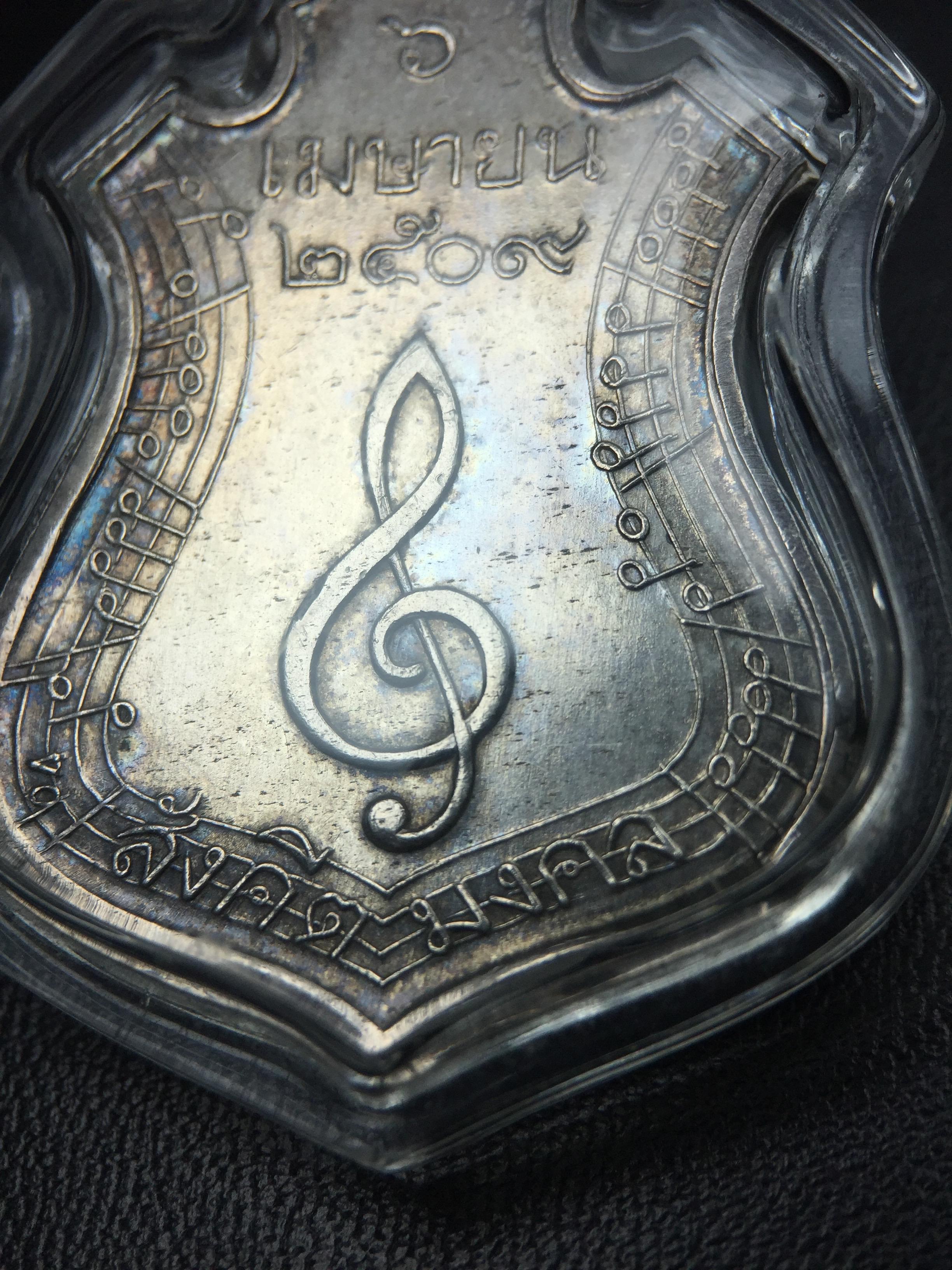 เหรียญสังคีตมงคล ภปร. ปี 2509(พระราชทาน)สุดยอดหายาก สร้างโดยพระราชทรัพย์ส่วนพระองค์ของพระบาทสมเด็จพระเจ้าอยู่หัวรัชกาลที่9(1ใน300 เหรียญ)เนื้อเงินสภาพสวยๆมีผิวขึ้นน้ำทองรุ้งๆเดิมๆตามกาลเวลา