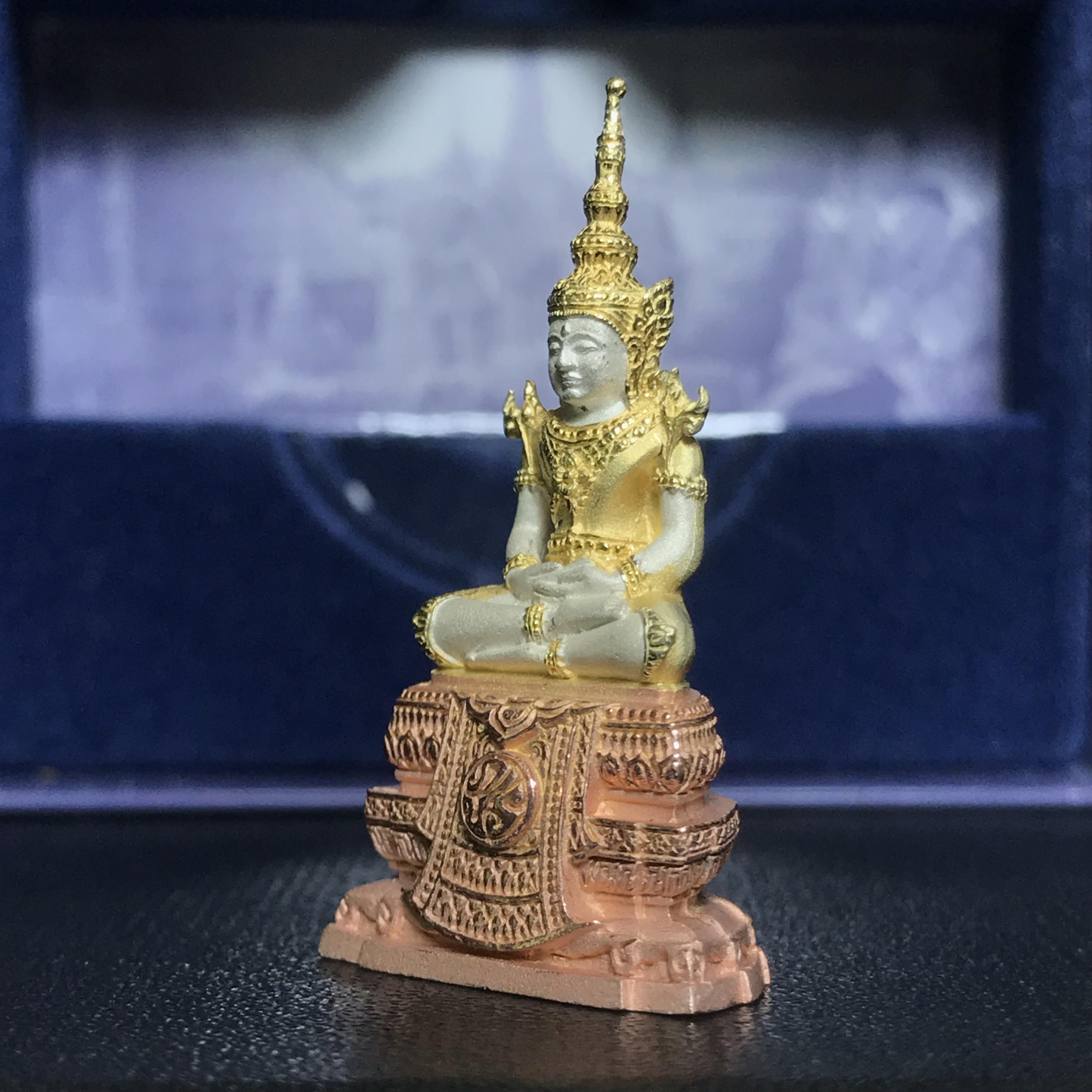 พระแก้วมรกต ภปร. ปี2547 จัดสร้างโดย รพ.ภูมิพลฯ เนื้อเงิน (3 กษัตริย์)ลอยองค์ หน้าตัก 1/2 นิ้ว(1ใน3000องค์)