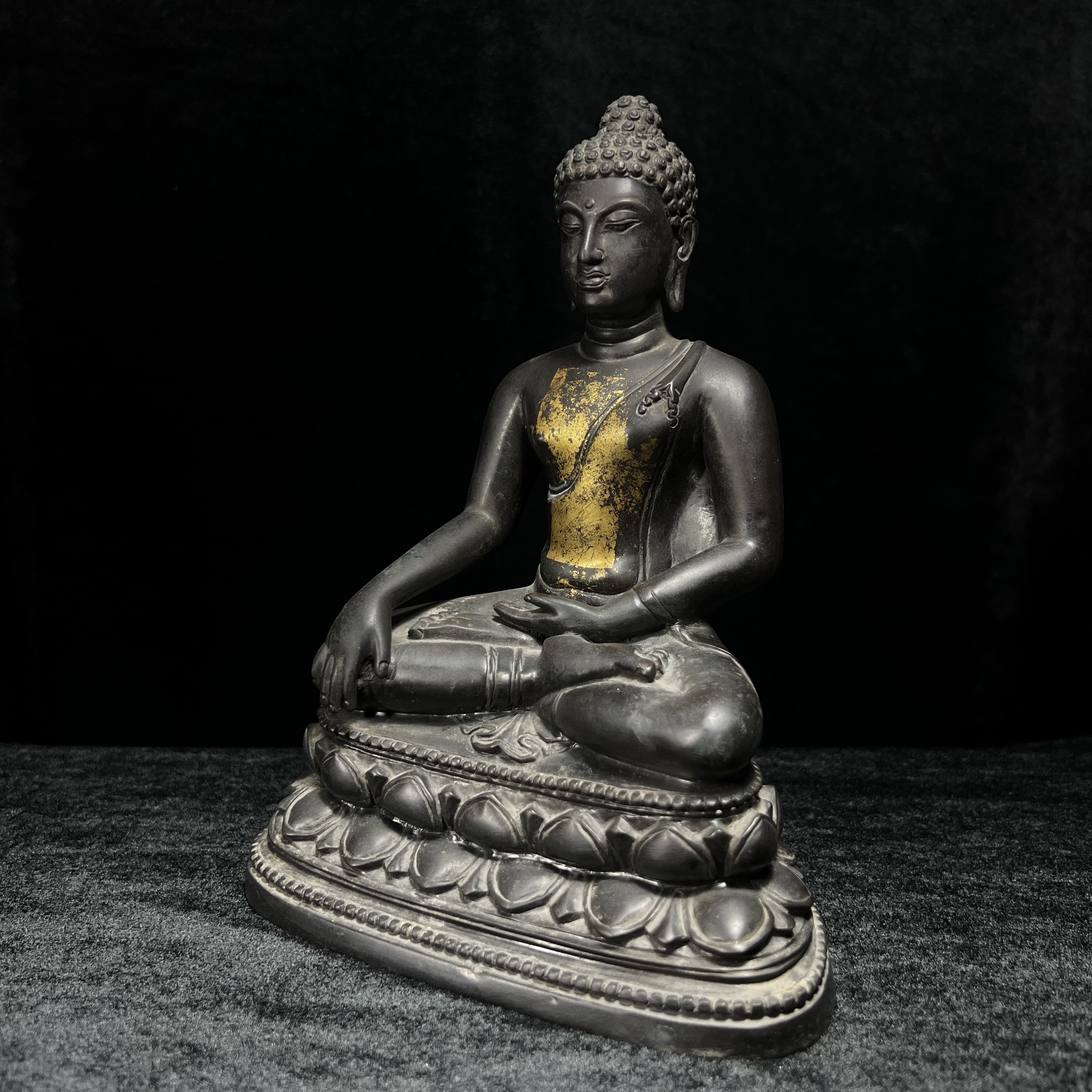 พระพุทธรูปบูชา จปร. ศิลปะไทยประยุกต์ แบบคุปตะ(อินเดีย) พระบาทสมเด็จพระเจ้าอยู่หัวรัชกาลที่ 9 ทรงเสด็จพระราชดำเนินมาในงาน เททองหล่อ ณ.วัดราชบพิธสถิตมหาสีมาราม เนื่องในงานฉลองครบ100ปี วัดราชบพิธฯ ปี 2513 เข้าหุ่นดินไทย ขนาดหน้าตัก 5 นิ้ว พิธีใหญ่