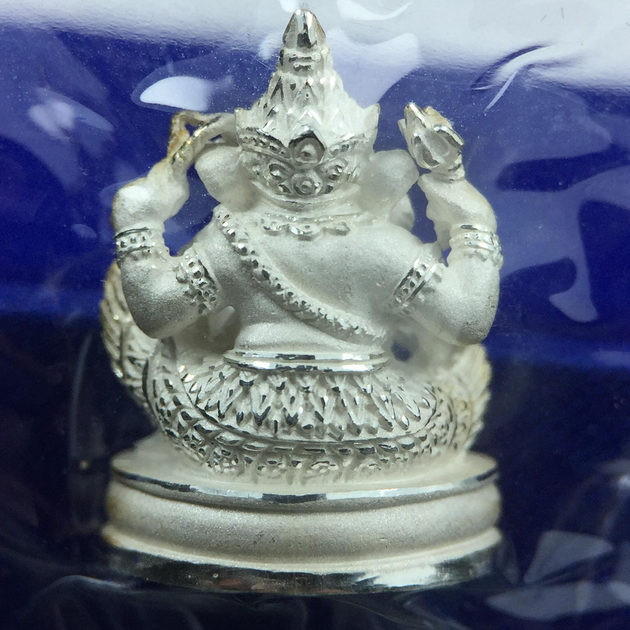 พระพิฆเณศวร วัดบวรนิเวศวิหาร ปี 2542 เนื้อเงินพ่นทรายขัดเงาบางส่วน(ฝังพลอย1เม็ด)(ขนาด 2* 1.4 ซม.) สภาพสวยซีนซองเดิมพร้อมกล่องบรรจุเดิม ตอกโค๊ดหมายเลขกำกับ(ผิวเดิมขึ้นสีรุ้งธรรมชาติ สวย)(คัดสภาพสวยเดิม พิธีใหญ่ พุทธศิลป์งดงาม)