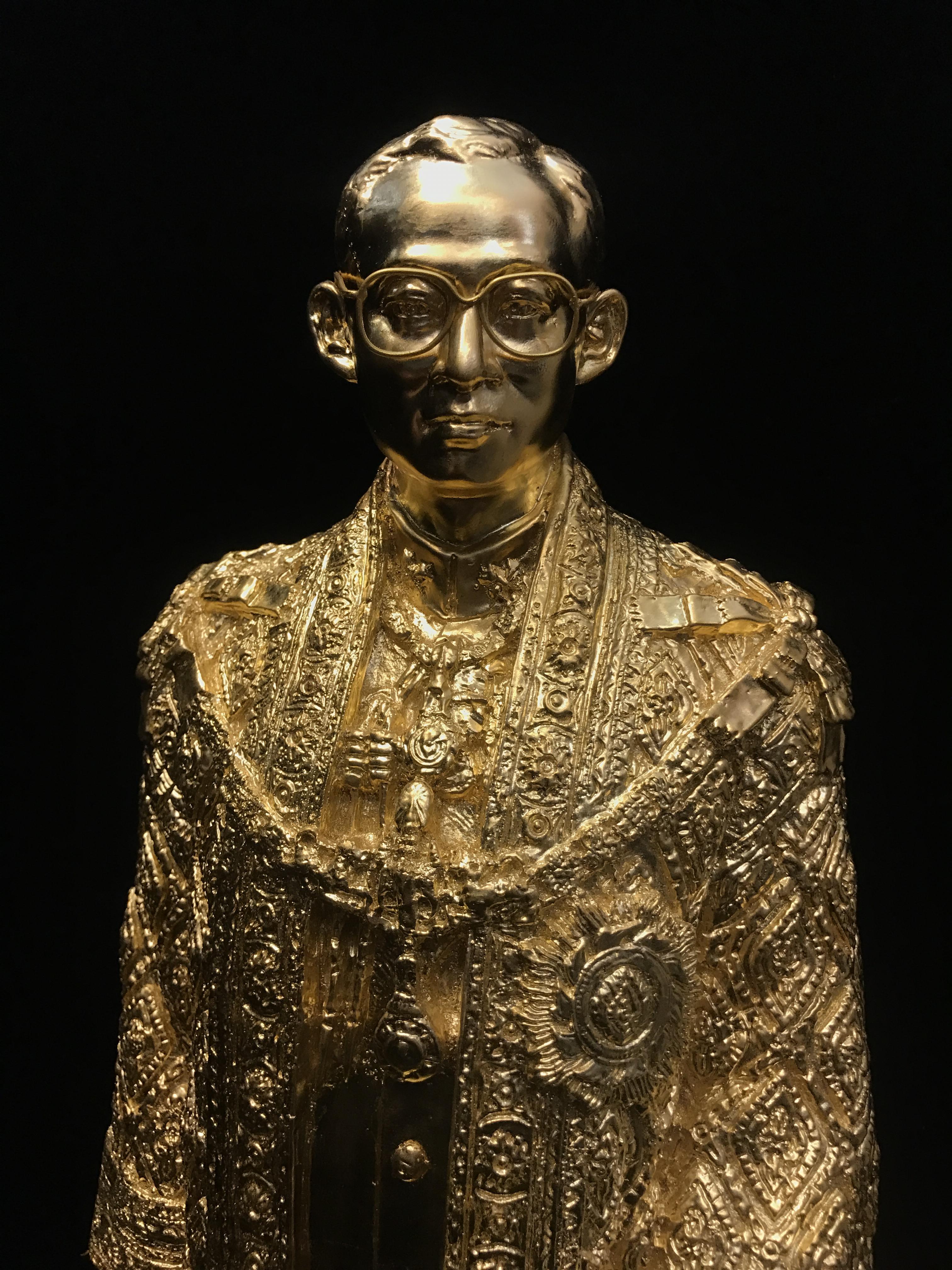 พระบรมรูปจำลองในหลวง รัชกาลที่ ๙ จัดสร้างโดย สมาคมศิษย์เก่าวิทยาศาสตร์ จุฬาลงกรณ์มหาวิทยาลัยและคณะวิทยาศาสตร์ จุฬาลงกรณ์มหาวิทยาลัย ปี2539(พร้อมกล่องบรรจุเดิมและใบรับรองจากผู้จัดสร้าง)