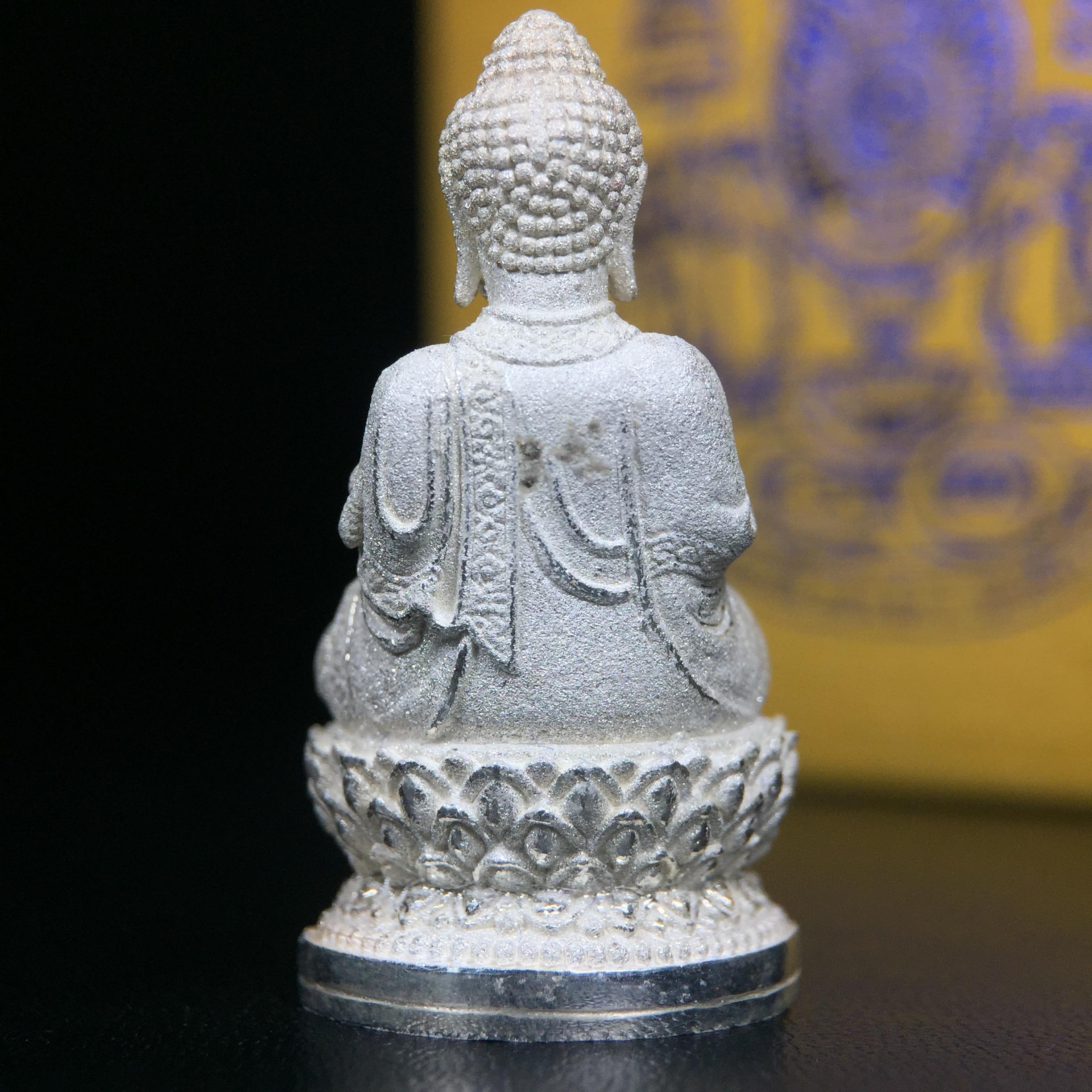 พระกริ่งจีน "ต้าเยิ่นถะ" รุ่น กาญจนาภิเษก ครองราชย์ 50 ปี วัดบวรนิเวศวิหาร ปี2538 เนื้อเงินพ่นทรายขัดเงาบางส่วน 99.99% สูง 3.8 ซม. (คัดสภาพสวยเดิม พิธีใหญ่ พุทธศิลป์งดงาม)1 ใน 6001 องค์