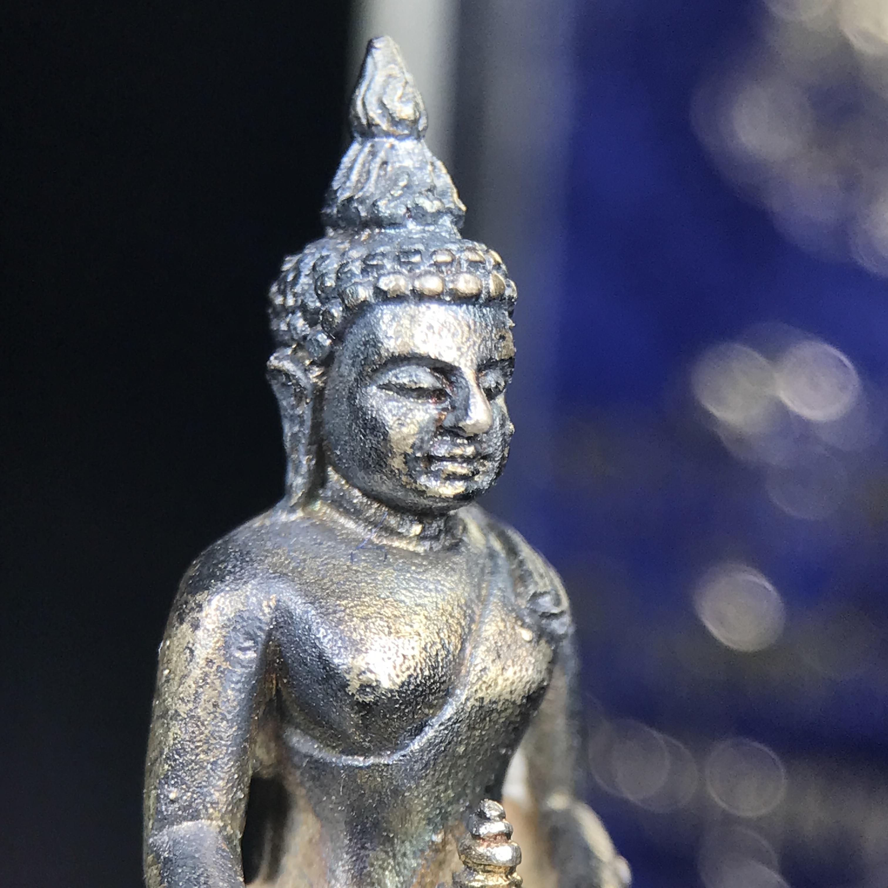 พระกริ่งไพรีพินาศ ภปร. รุ่นแรกของประเทศไทย วัดปทุมวนาราม ปี 2535 เนื้อเงิน(ผิวเดิม ผิวขึ้นรุ้งทั่วองค์ สวย งดงาม)(เข้มขลังทรงอานุภาพยิ่งใหญ่ กำราบศัตรูพ่ายสิ้น) ขนาดสูง 3 ซม. พร้อมกล่องบรรจุเดิมครบสมบูรณ์ (ในหลวงรัชกาลที่9เสด็จเททอง)(1ใน3000องค์)นิยมหายาก