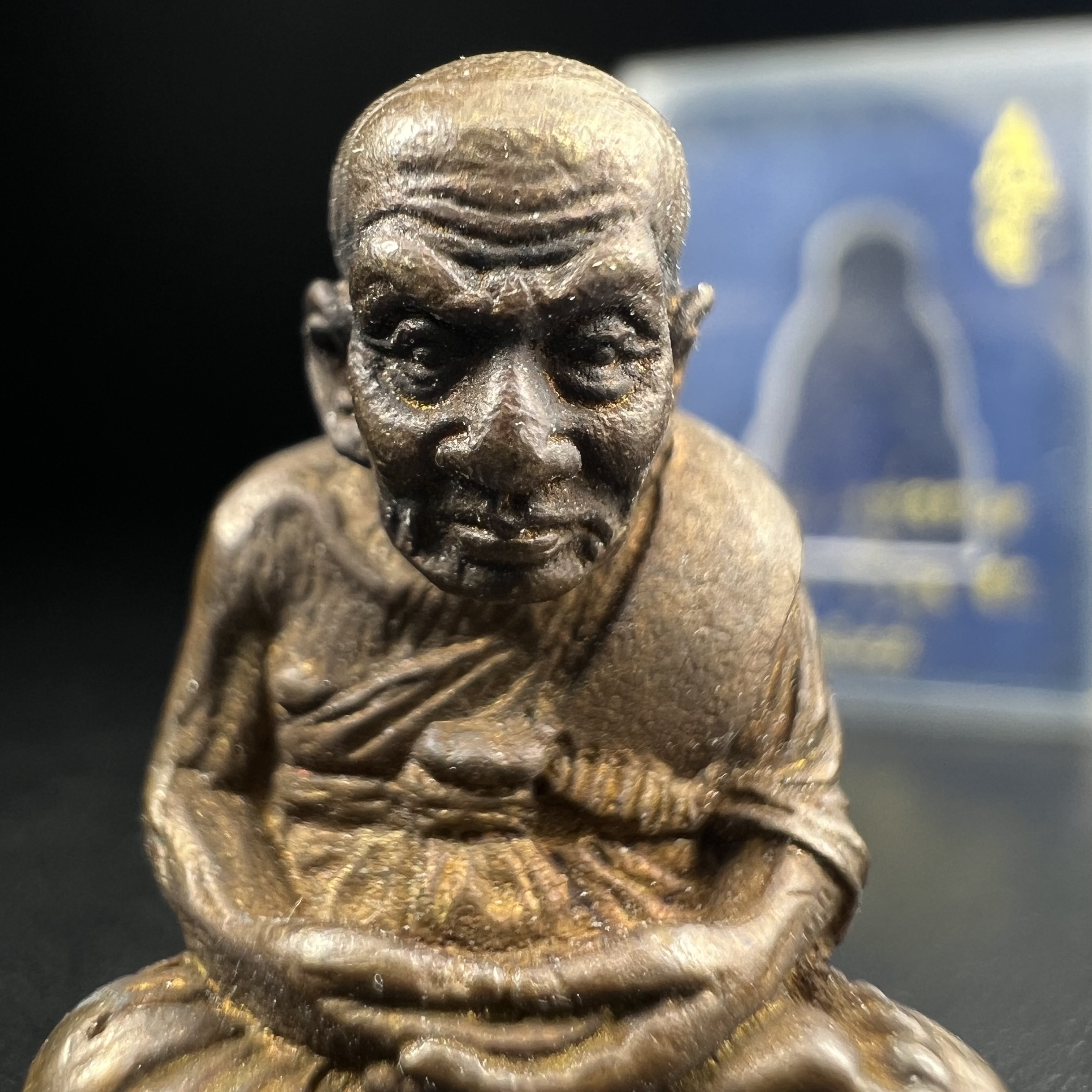 หลวงพ่อทวด พระนามาภิไธย สก. วัดห้วยมงคล จ.ประจวบคีรีขันธ์ ปี 2544(รุ่นแรก) รูปหล่อลอยองค์ ขนาดห้อยคอ หน้าตัก 1.5 ซม. พิมพ์ลอยองค์เนื้อสัตตะโลหะหล่อโบราณ(โลหะผสมรมดำ)(คัดสภาพสวยสมบูรณ์)(คุ้มครองปลอดภัย แคล้วคลาด พิธีใหญ่ มวสสารดี)