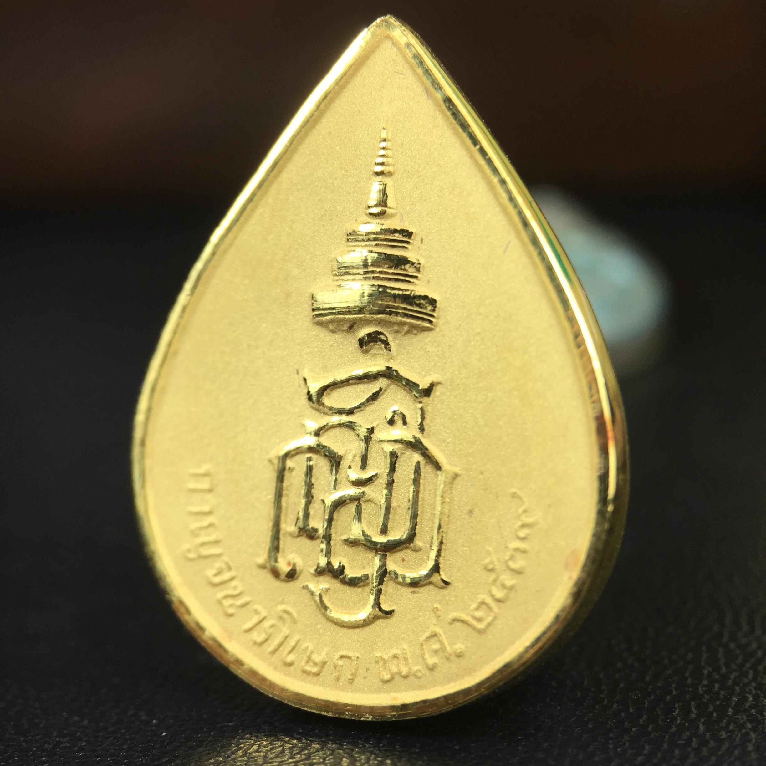 เหรียญพระพิฆเนศวร ญสส. ชุดกาญจนาภิเษกครองราชย์ 50 ปี พุทธศักราช 2538 วัดบวรนิเวศวิหาร ชุดทองคำพิมพ์ใหญ่(2.9 ซม.)(เนื้อทองคำ+เนื้อเงิน+เนื้อทองทิพย์) สภาพสวยเดิมพร้อมกล่องบรรจุเดิม ตอกโค๊ดหมายเลขกำกับ 634(พิธีใหญ่ พุทธศิลป์งดงาม)(นิยมหายาก)1 ใน 939 ชุด