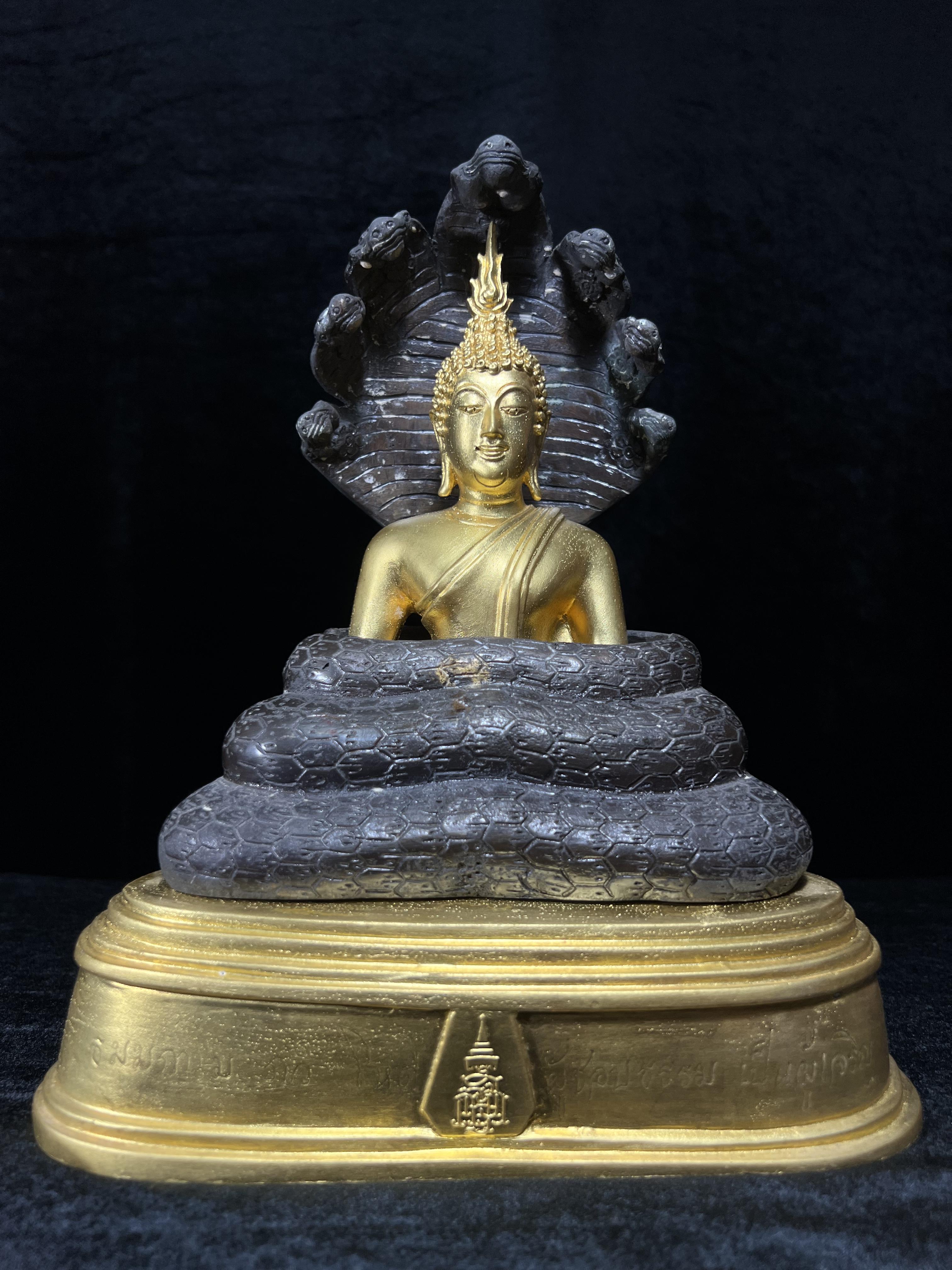 สมเด็จพุทธบูชาปางนาคปรก ญสส. วัดบวรนิเวศวิหาร ปี 2540 พระบูชาขนาด 7 นิ้ว เนื้อโลหะผสมปิดทอง จัดสร้างโดยกระทรวงยุติธรรม ในวโรกาสในหลวงรัชกาลที่ 9 ฉลองสิริราชย์สมบัติครบ 50 ปี และสมเด็จพระญาณสังวร สมเด็จพระสังฆราช 84 พรรษา งานพุทธศิลป์สวย เข้มขลัง....2 ถอด