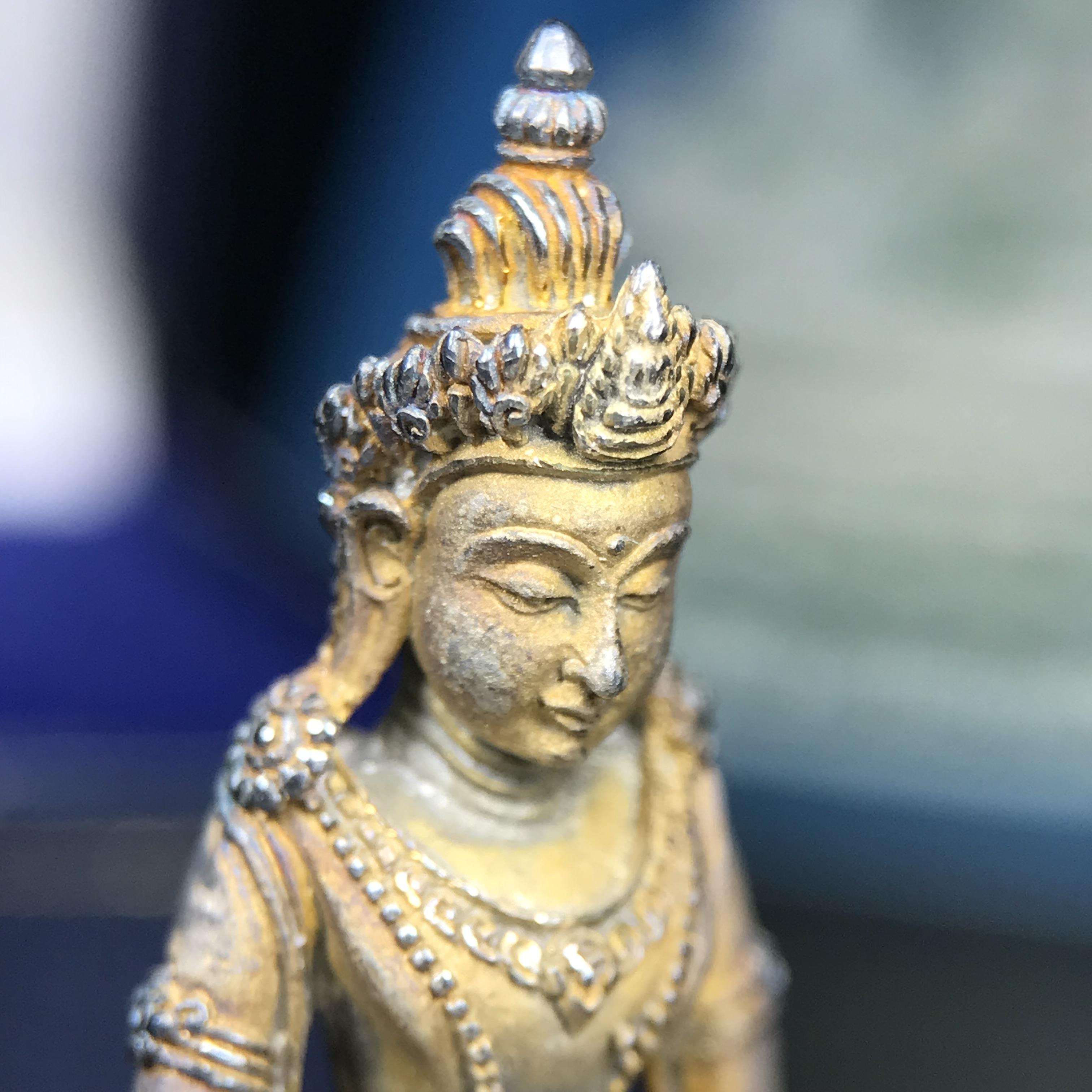 พระกริ่งอวโลกิเตศวร ( เจ้าแม่กวนอิม ) วัดโพธิ์แมนคุณาราม รุ่นอุดมโภคทรัพย์ พ.ศ.2539 เนื้อเงินพ่นทราย(ผิวเดิม ขึ้นสีรุ้งธรรมชาติ แบบนิยม เสน่ห์ของพระเนื้อเงิน) (พร้อมกล่องบรรจุการ์ดใบรับรองเดิมครบ)(อีกหนึ่งรุ่นยอดนิยม พุทธศิลป์สวยงดงาม)หายาก 1 ใน 5000 องค์