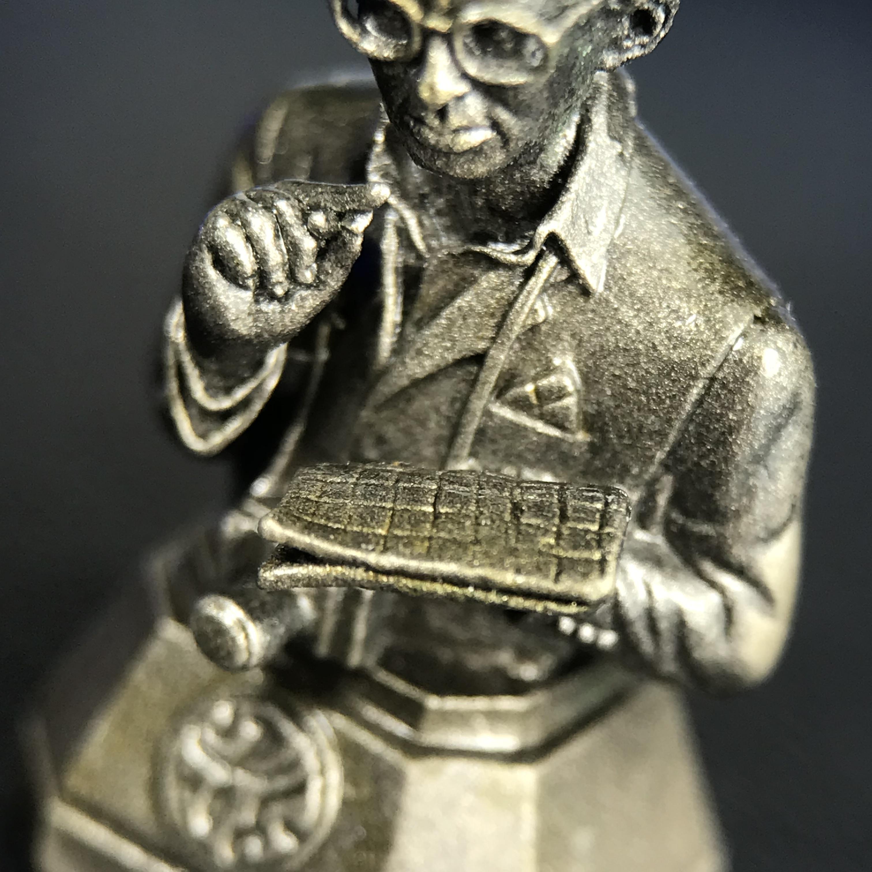 พระบรมรูปพระบาทสมเด็จพระเจ้าอยู่หัวรัชกาลที่ 9(ทรงงาน) ภปร. รุ่นเพราะแผ่นดินนี้คือแผ่นดินเกิด ปี 2551 ขนาดสูง 1 นิ้ว เนื้อบรอนซ์ชุบเงินรมดำ(ด้านหน้า ฐานพระบรมรูปฯ ประดิษฐานอักษรพระปรมาภิไธย ภ.ป.ร.)นิยมหายาก***รุ่นตรา ภปร. พบเจอน้อยมาก****