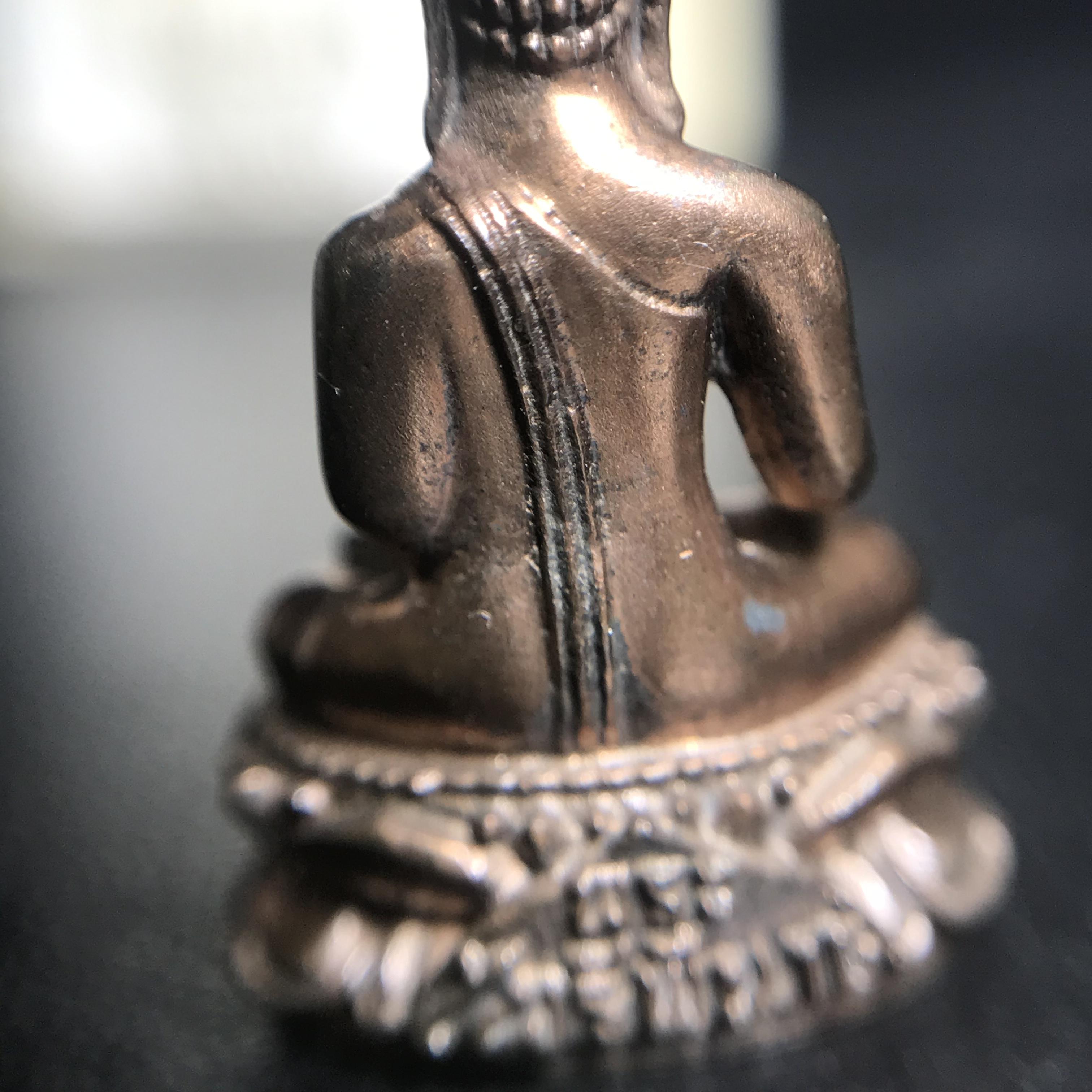 พระกริ่งไพรีพินาศ(รุ่นแรก สมเด็จพระญาณสังวร) วัดเพชรวราราม รุ่นเขาค้อ เนื้อนวโลหะ ตอกโค้ต ปี2520 จ.เพชรบูรณ์(คัดสภาพสวยครบกล่องบรรจุเดิม)(1ใน2309 องค์)