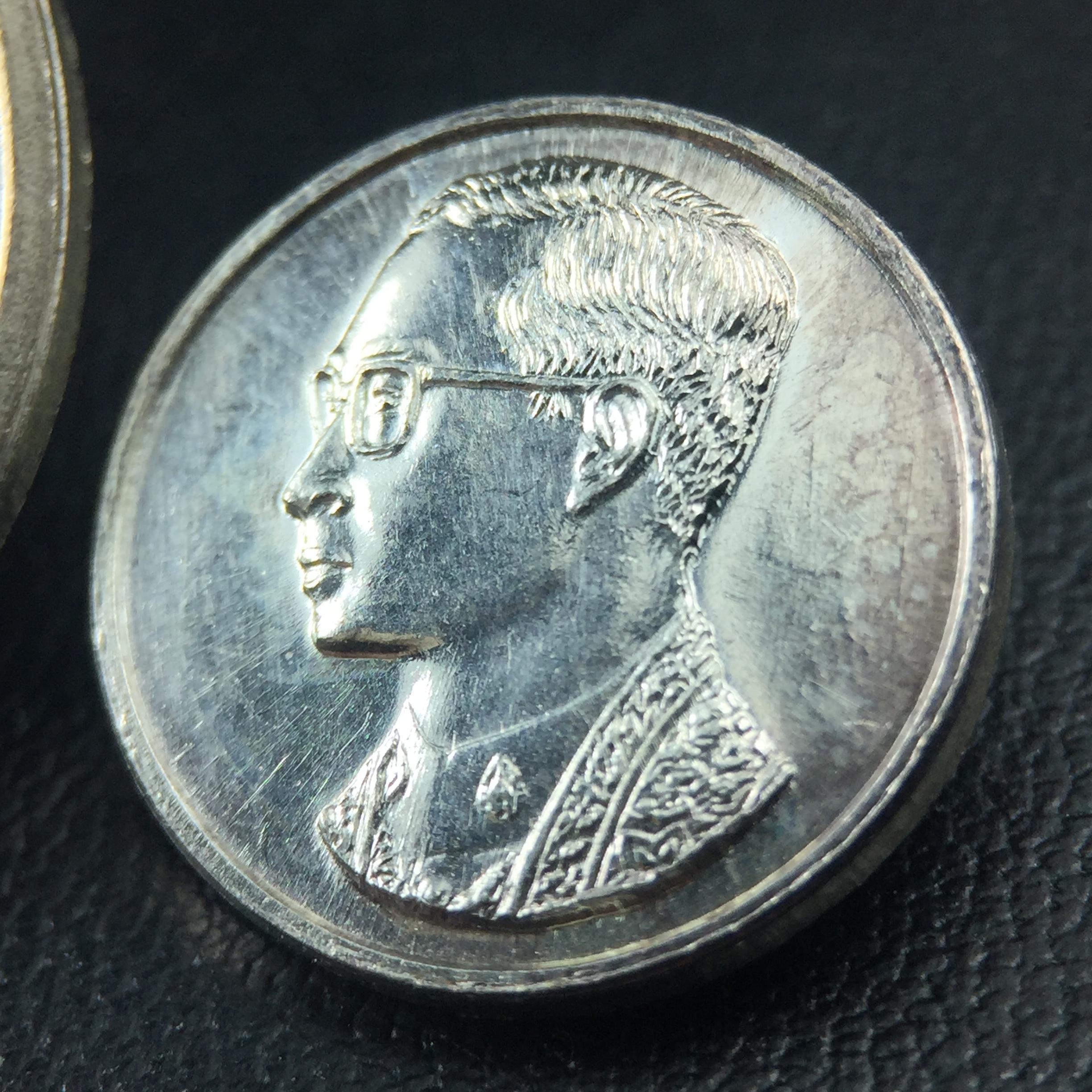 เหรียญพระบรมรูปคุ้มเกล้า รพ.ภูมิพล ปี2522 เนื้อเงิน พิมพ์ใหญ่+พิมพ์เล็ก(1ชุด รวม 2เหรียญ ครบชุดเนื้อเงินหายาก) คัดสภาพสวยเดิม(ในหลวงรัชกาลที่9 ทรงจุดไฟพระฤกษ์และเททอง พิธีใหญ่)ยอดนิยมหายาก