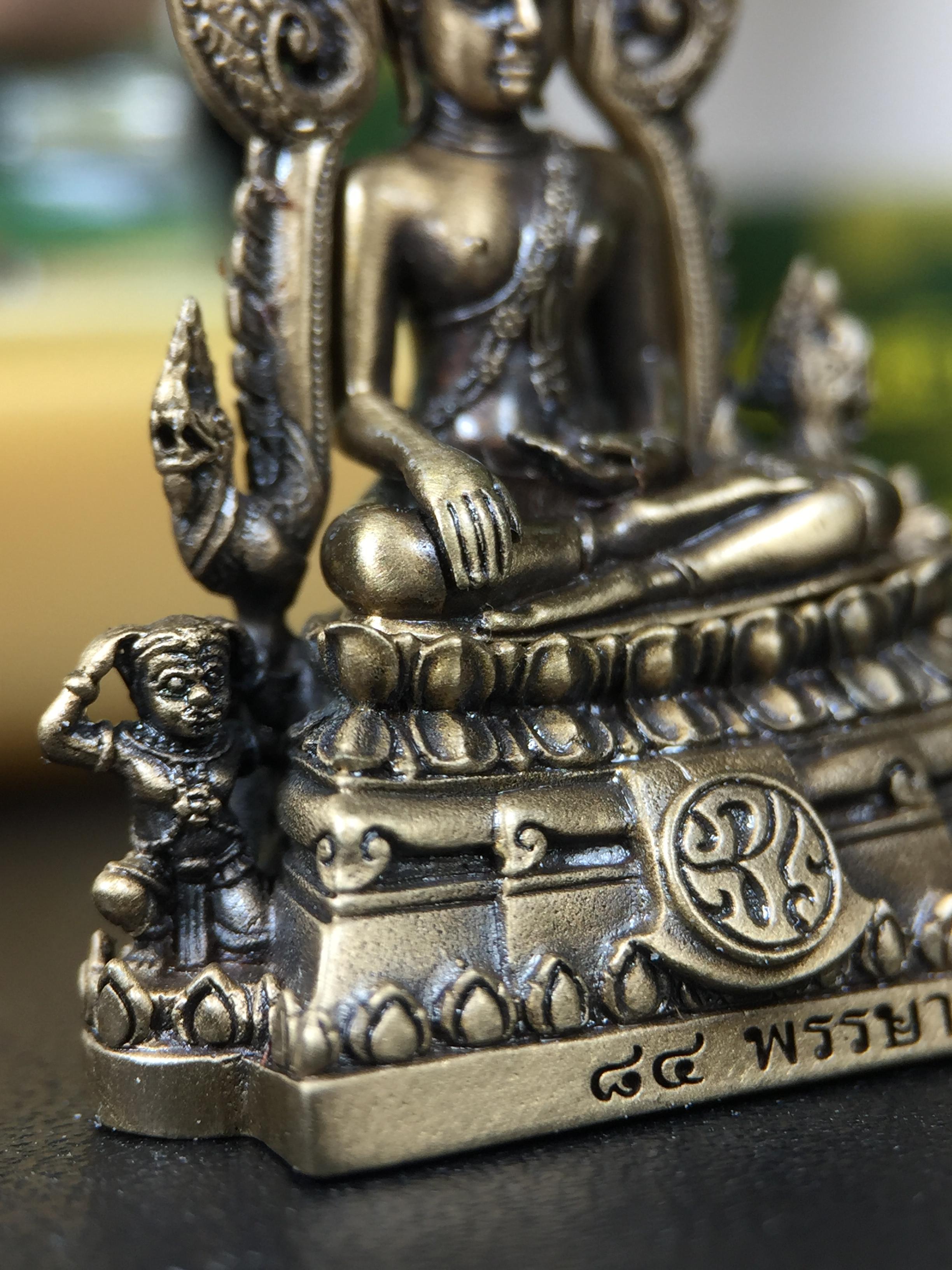 พระพุทธชินราช(จำลอง) ภปร. 84 พรรษา ปี 2554 เนื้อบรอนซ์รมดำซาติน พิมพ์กลางขนาดหน้าตัก 1/2 นิ้ว(พระราชทานมวลสาร จิตรลดาและเส้นพระเจ้า(เส้นผม)รัชกาลที่9)พุทธศิลป์ทรงคุณค่าอีกหนึ่งรุ่นยอดนิยม