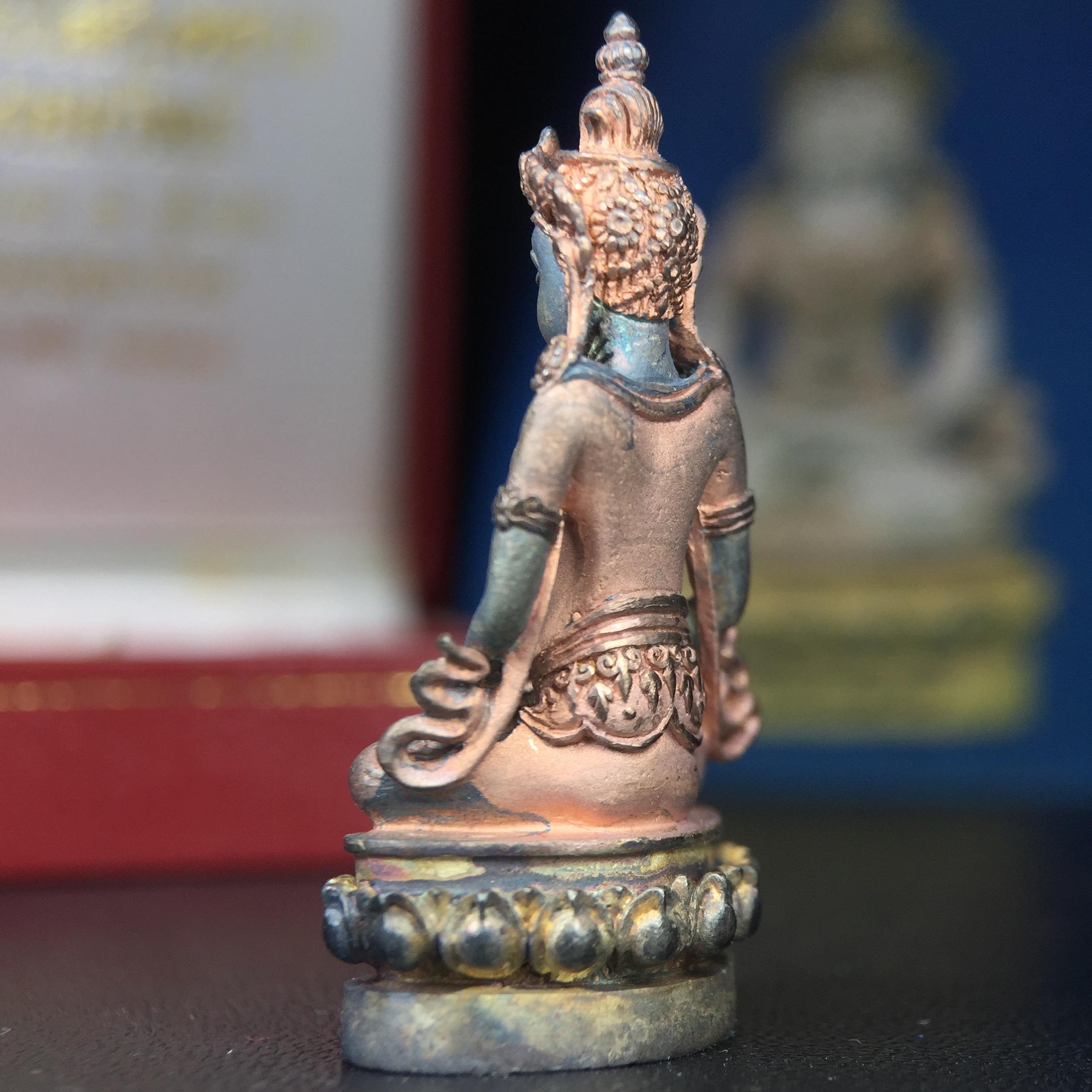 พระกริ่งอวโลกิเตศวร ( เจ้าแม่กวนอิม ) วัดโพธิ์แมนคุณาราม รุ่นอุดมโภคทรัพย์ พ.ศ.2539 เนื้อเงิน 3 กษัตริย์ พ่นทราย(ผิวเดิม ขึ้นสีรุ้งธรรมชาติ แบบนิยม เสน่ห์ของพระเนื้อเงิน) (พร้อมกล่องบรรจุการ์ดใบรับรองเดิมครบ) (อีกหนึ่งรุ่นยอดนิยม พุทธศิลป์สวยงดงาม)