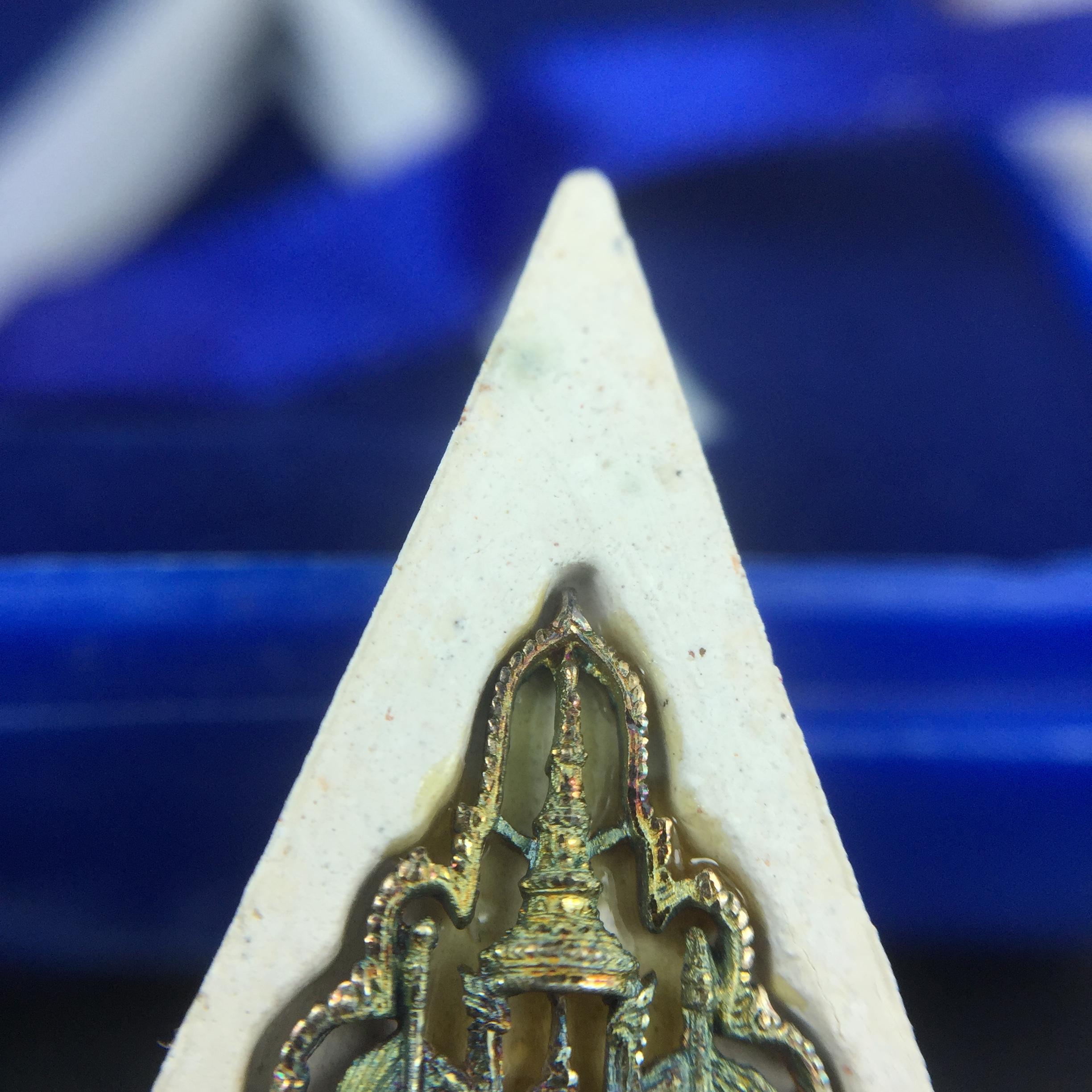 พระแก้วมรกต(จำลอง)ทรงเครื่องฤดูร้อน พระผงบูชา ด้านหน้าปิดทอง ด้านหลังตราฉลองสิริราชสมบัติครบ 60ปี เนื้อเงินขึ้นสีรุ้งธรรมชาติสร้างสรรค์งดงาม(รุ่นนี้ได้พระราชทานเส้นพระเจ้า(เส้นผม)รัชกาลที่9ในการจัดสร้าง)***องค์นี้พิเศษมองเห็นเส้นผมติดอยู่ด้านหลังชัดเจน***