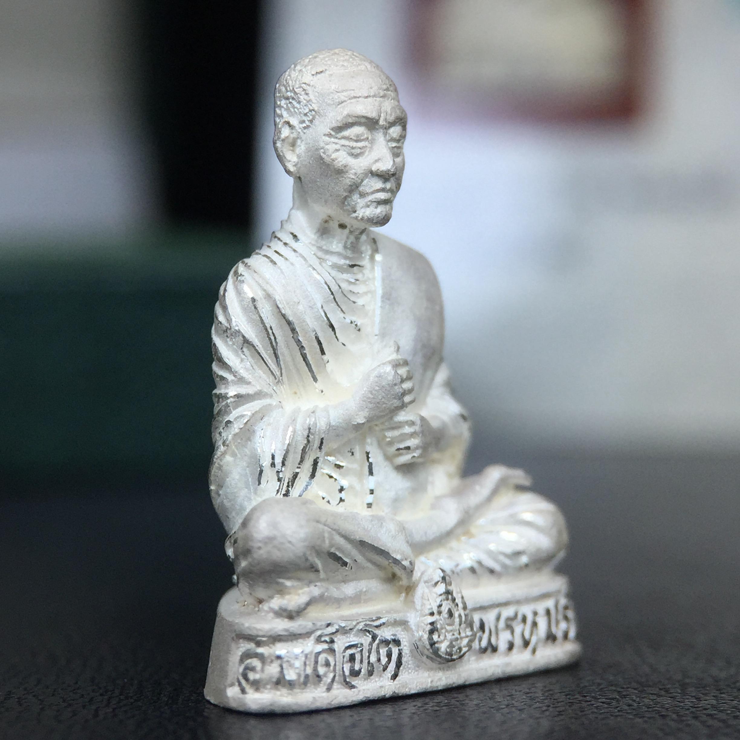 รูปเหมือนสมเด็จพระพุฒาจารย์ (โต พรหมรังสี)วัดใหม่อมตรส บางขุนพรหม ปี2540 รุ่นกาญจนาภิเษก จัดสร้างในวโรกาสที่รัชกาลที่ 9 ทรงครองสิริราชสมบัติ ครบ 50ปี ลอยองค์พิมพ์ใหญ่ เนื้อเงินบริสุทธิ์ 99.9% แบบทรายนวลขัดเงาบางส่วน พร้อมกล่องใบรับรองเดิมครบ