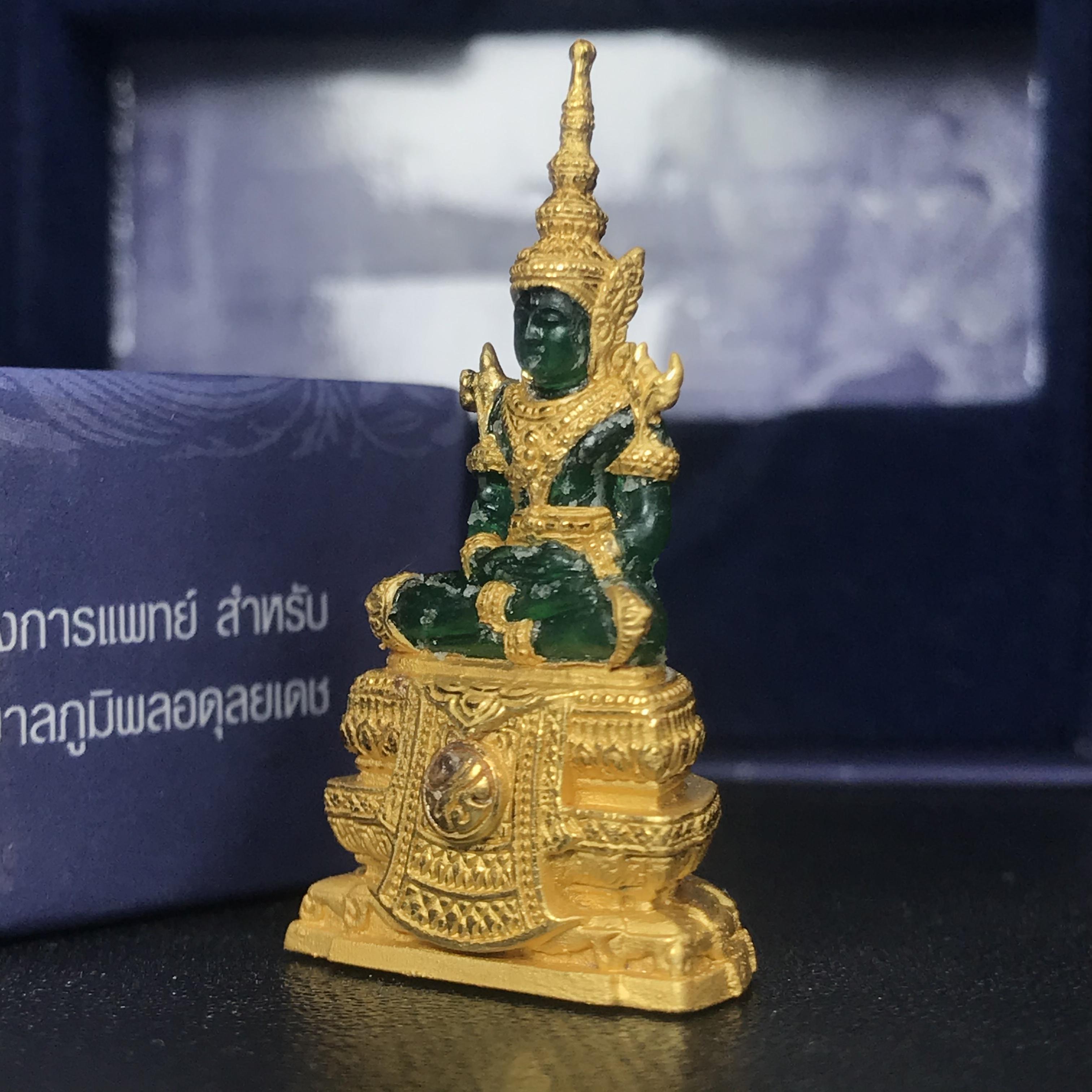 พระแก้วมรกต ภปร. ปี2547 จัดสร้างโดย รพ.ภูมิพลฯ ลอยองค์ หน้าตัก 1/2 นิ้ว เนื้อเรซิ่นหุ้มทองคำ99.99%