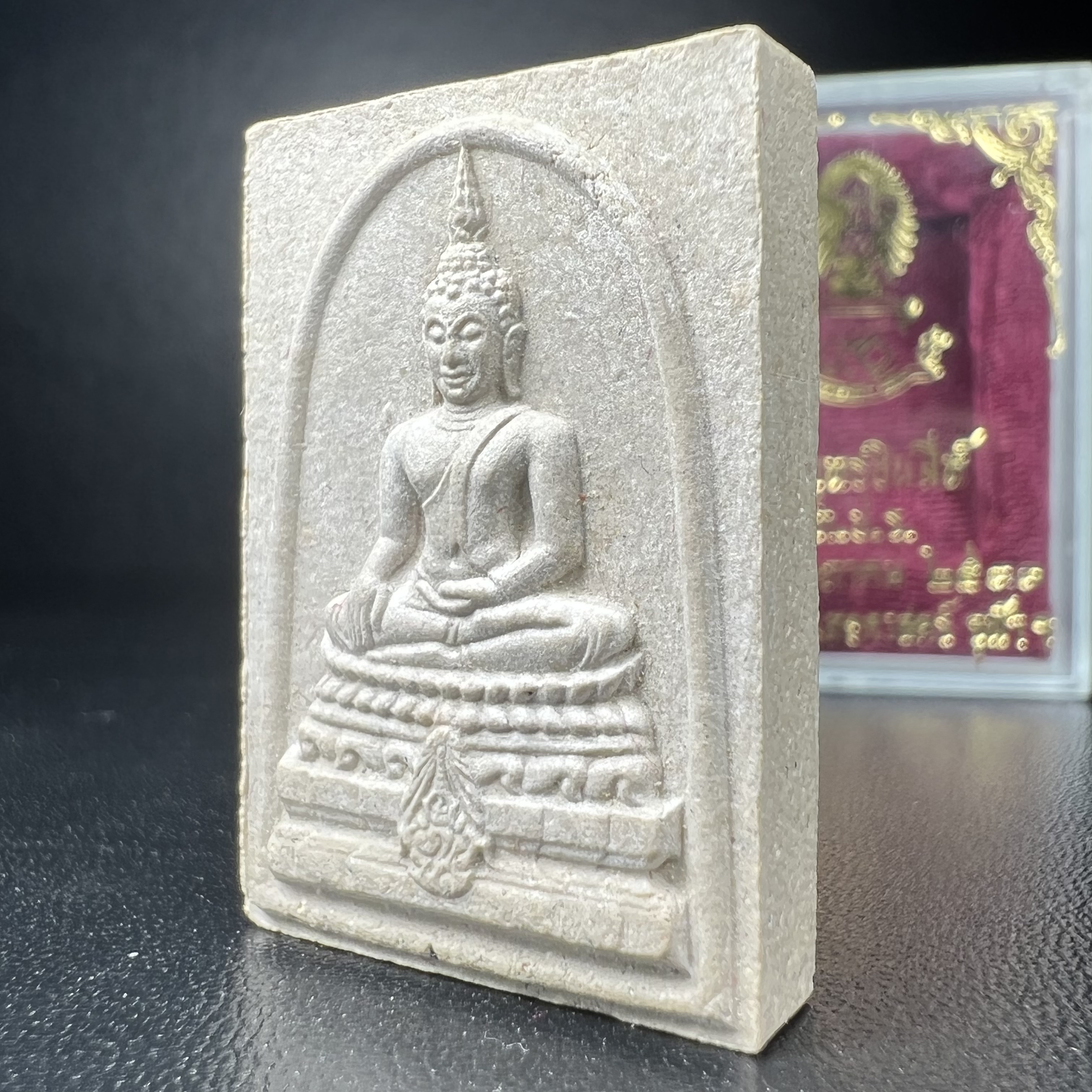 พระพุทธชินสีห์ ภปร. ทันโต เสฏโฐ ปี2533 พิมพ์ใหญ่(องค์นี้ด้านหลังบรรจุพลอยเสกมงคลเยอะมาก) บรรจุพระทนต์ในหลวง รุ่นเดียวในประวัติศาสตร์ ****รุ่นนี้ขอแนะนำ****