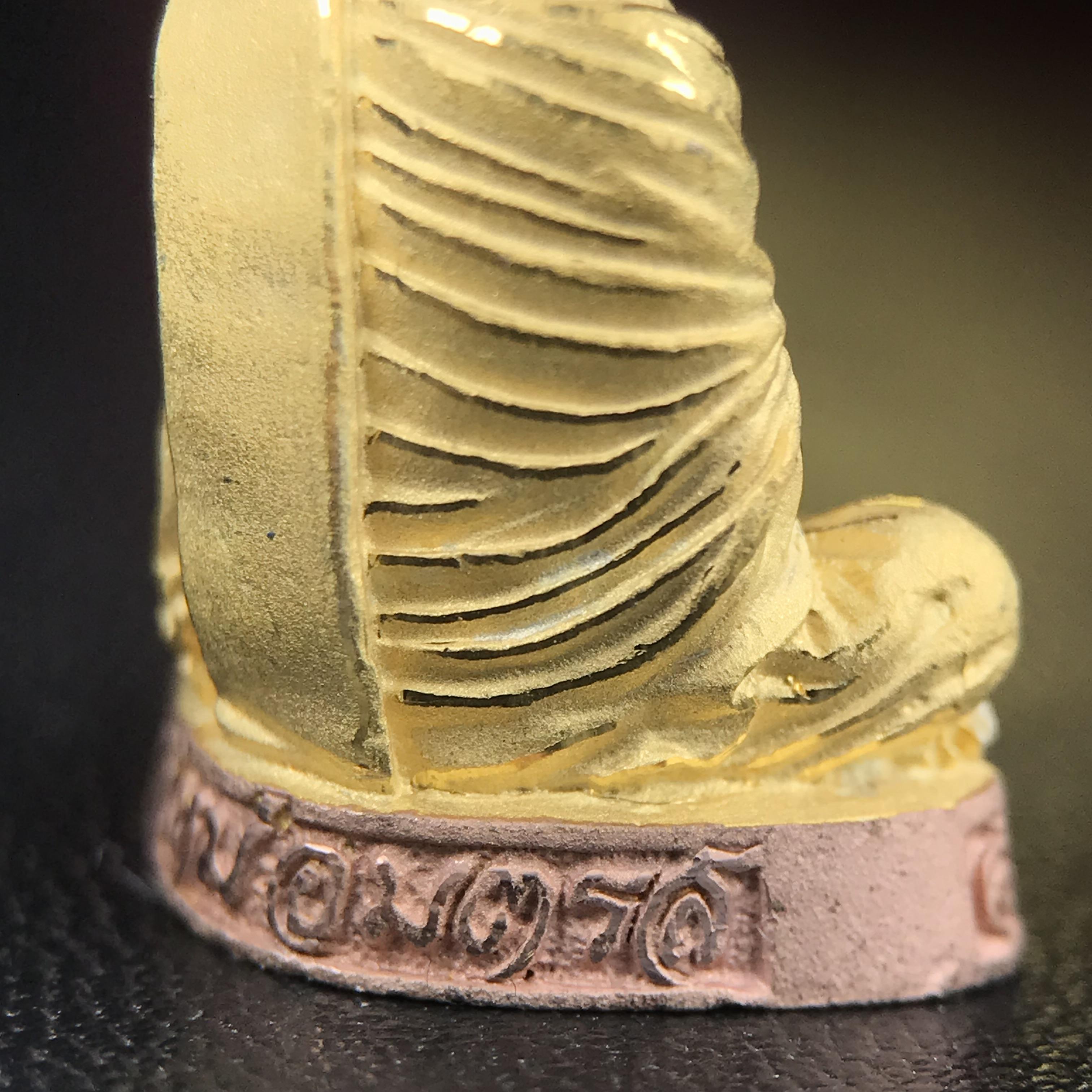 รูปเหมือนสมเด็จพระพุฒาจารย์ (โต พรหมรังสี)วัดใหม่อมตรส บางขุนพรหม ปี2540 รุ่นกาญจนาภิเษก จัดสร้างในวโรกาสที่รัชกาลที่ 9 ทรงครองสิริราชสมบัติ ครบ 50ปี ลอยองค์พิมพ์ใหญ่ เนื้อเงินบริสุทธิ์ 99.9% แบบชุบสามกษัตริย์ขัดเงาบางส่วน พร้อมกล่องบรรจุเดิมครบ