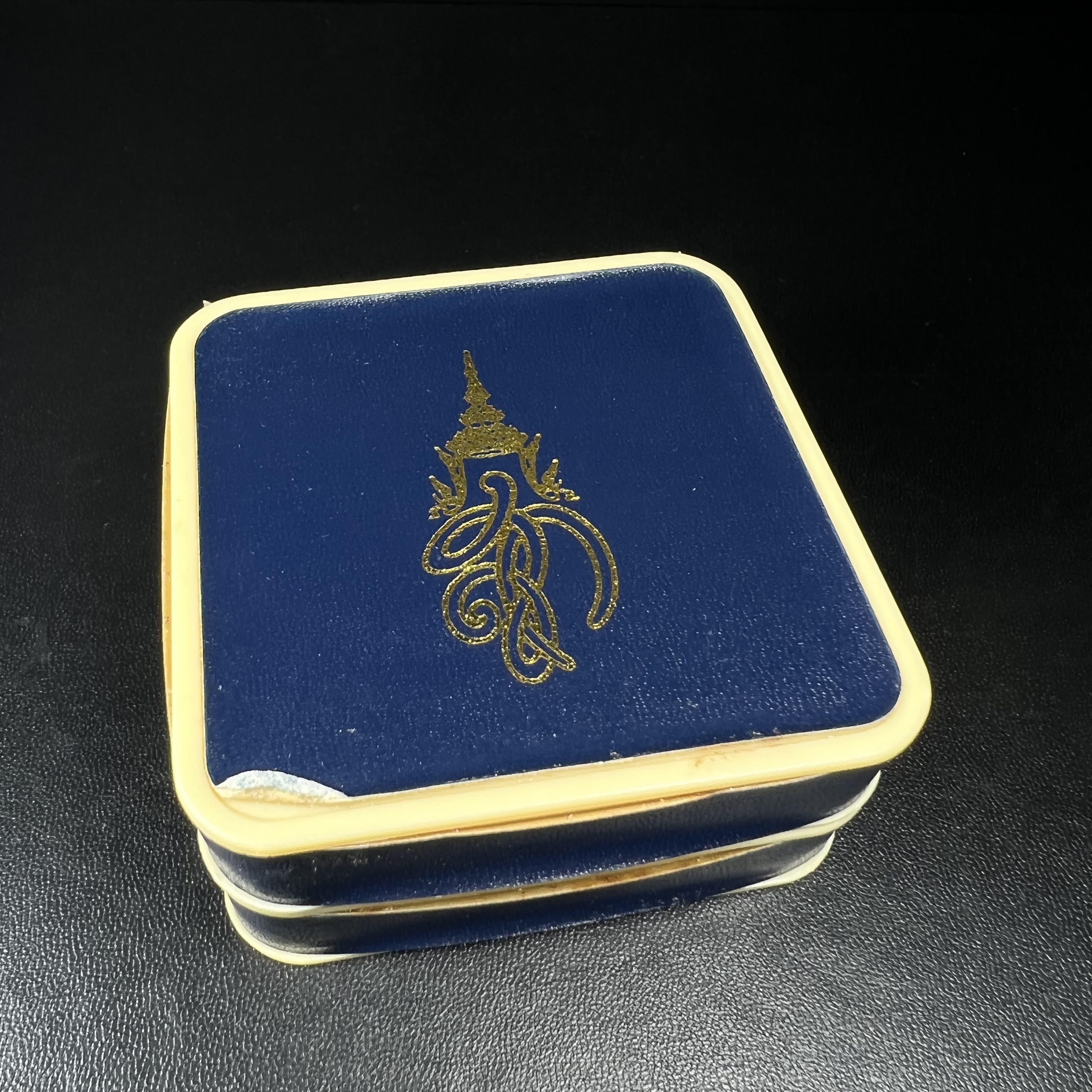 พระหลวงพ่อทวด พระนามาภิไธย สก. ปี2544(รุ่นแรก) เนื้อว่านคลุกรัก พิมพ์พิเศษหลังฝังข้าวสารดำ ชุดหลังพระนามาภิไธย สก. เนื้อเงิน(1ชุด 2องค์ พิมพ์ใหญ่สี่เหลี่ยม+พิมพ์เล็กพระรอดสี่เหลี่ยม)(1ใน5000 ชุด)พร้อมกล่องบรรจุเดิมหายาก