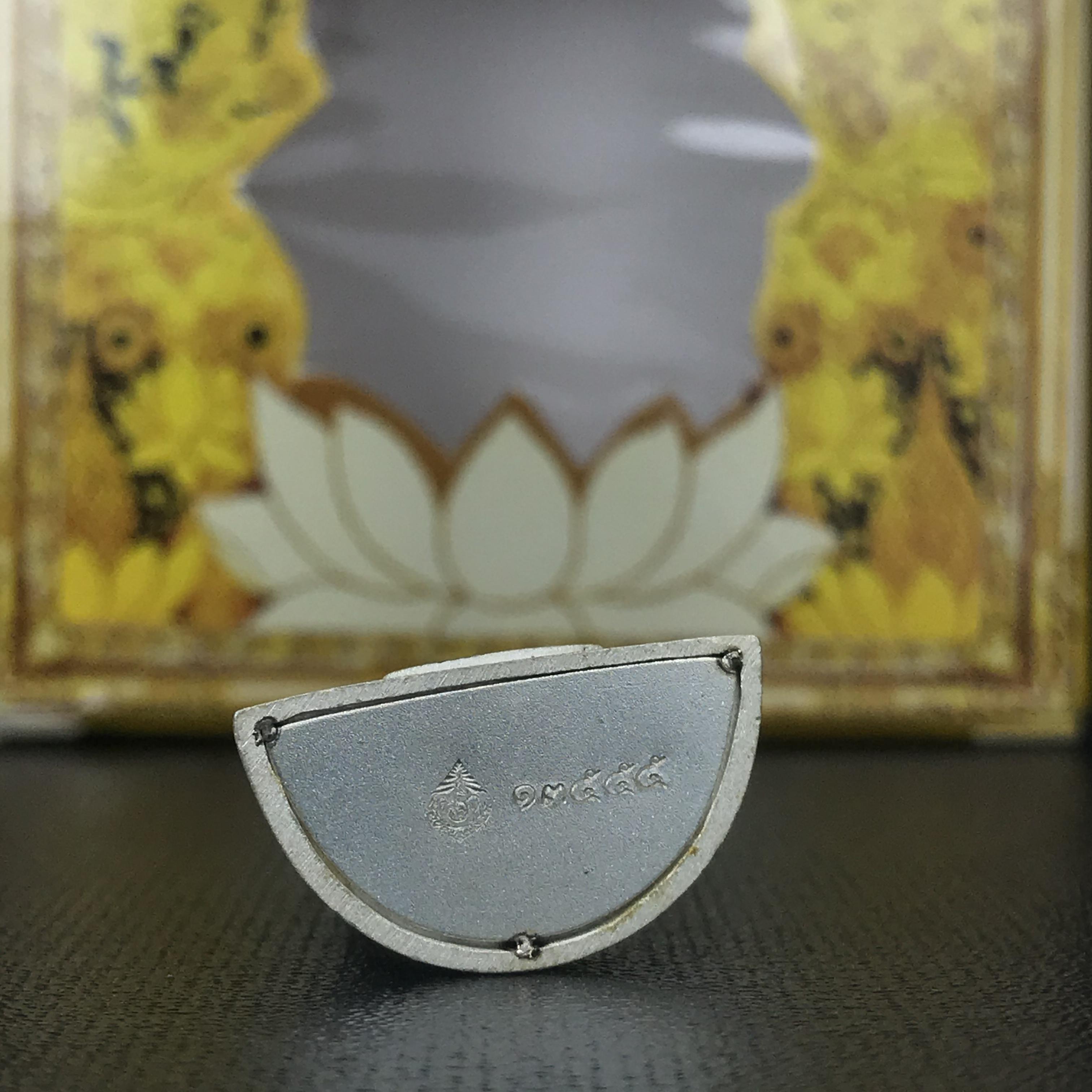 พระแก้วมรกต(จำลอง)ลอยองค์ ขนาดหน้าตัก 1/2 นิ้ว ทรงเครื่องฤดูร้อน เนื้อเงิน ตราสัญลักษณ์ฉลองสิริราชสมบัติ ครบ 60 ปี พ.ศ.2549(สภาพสวย ครบ สมบูรณ์))