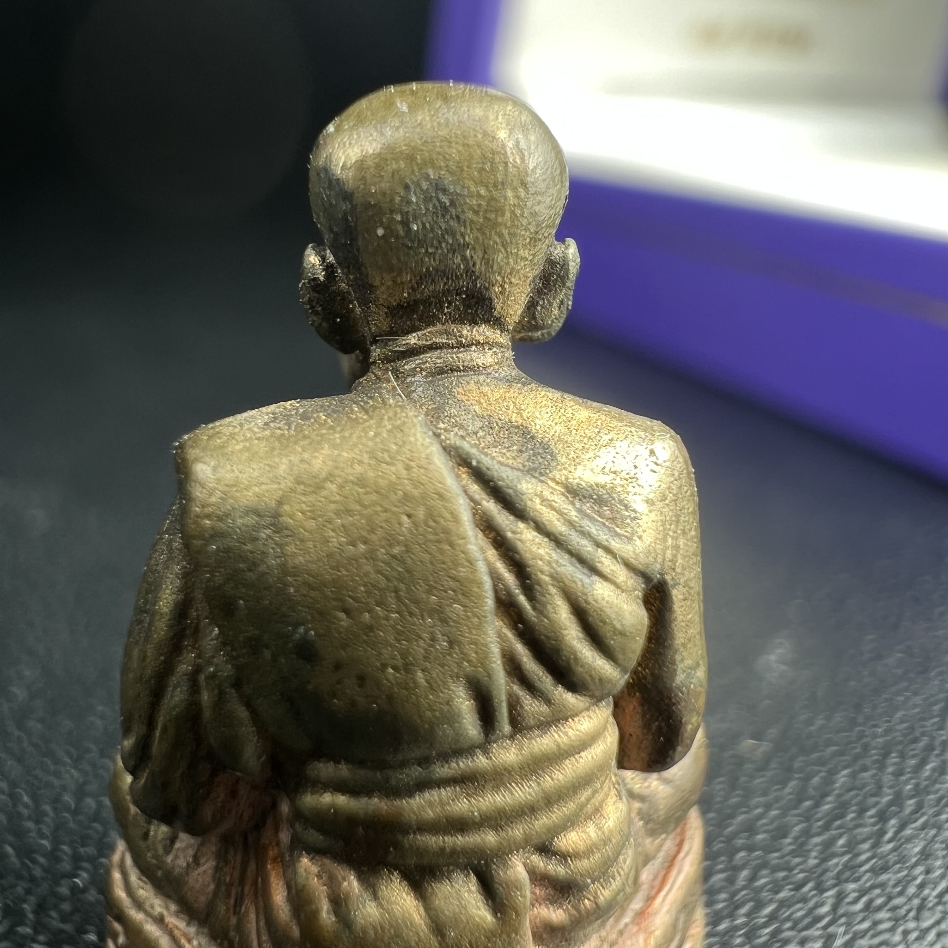 หลวงพ่อทวด สธ. รุ่นสมเด็จเจ้าฟ้ามหาจักรี 48พรรษา จัดสร้างโดยสภากาชาดไทย ปี2546 (รูปหล่อขนาดห้อยคอ) ) เนื้อนวโลหะ(ขนาดกลาง 1.5*2.2 ซม.)พุทธาภิเษก ณ วัดช้างให้ จังหวัดปัตตานี พร้อมกล่องบรรจุเดิมสวยงาม