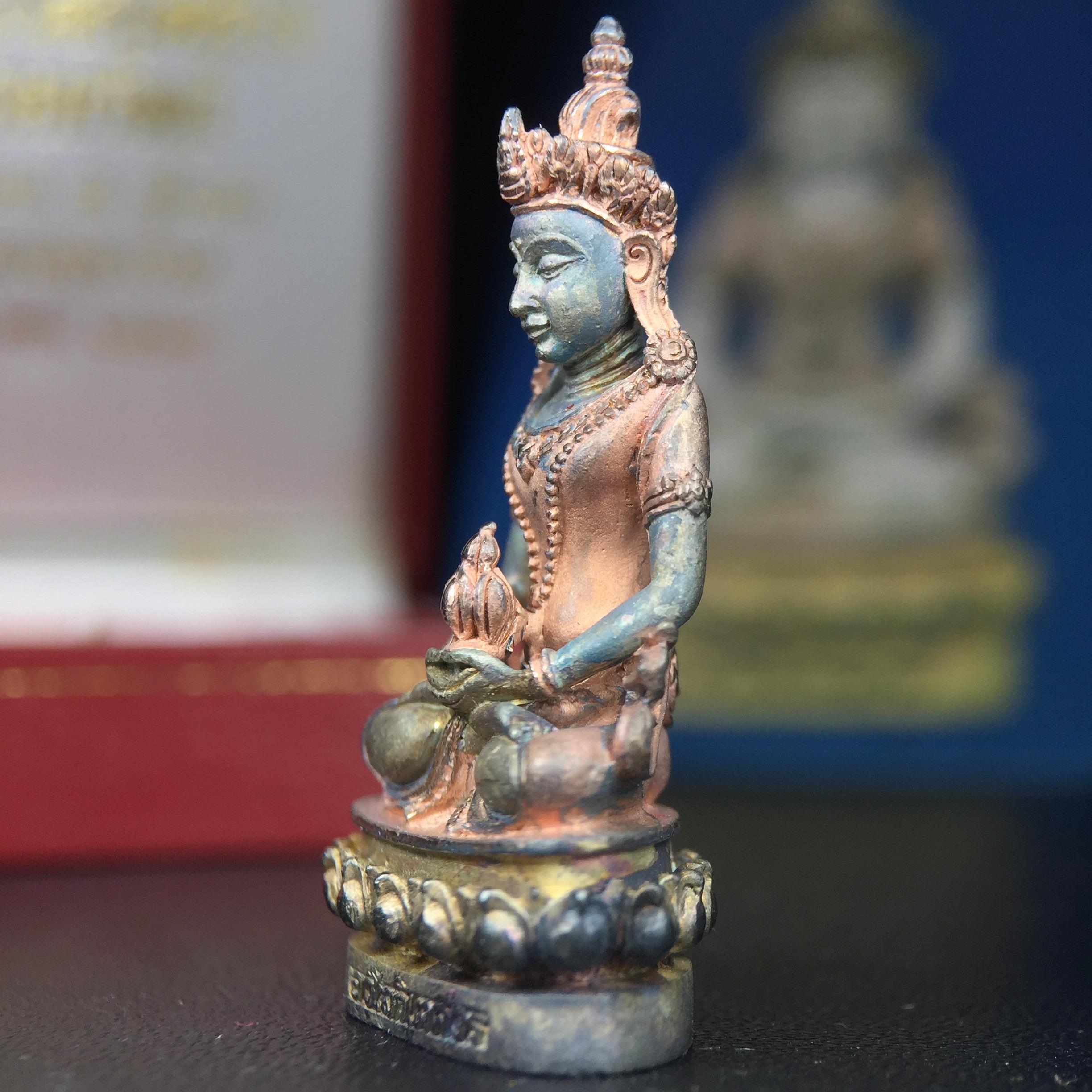 พระกริ่งอวโลกิเตศวร ( เจ้าแม่กวนอิม ) วัดโพธิ์แมนคุณาราม รุ่นอุดมโภคทรัพย์ พ.ศ.2539 เนื้อเงิน 3 กษัตริย์ พ่นทราย(ผิวเดิม ขึ้นสีรุ้งธรรมชาติ แบบนิยม เสน่ห์ของพระเนื้อเงิน) (พร้อมกล่องบรรจุการ์ดใบรับรองเดิมครบ) (อีกหนึ่งรุ่นยอดนิยม พุทธศิลป์สวยงดงาม)