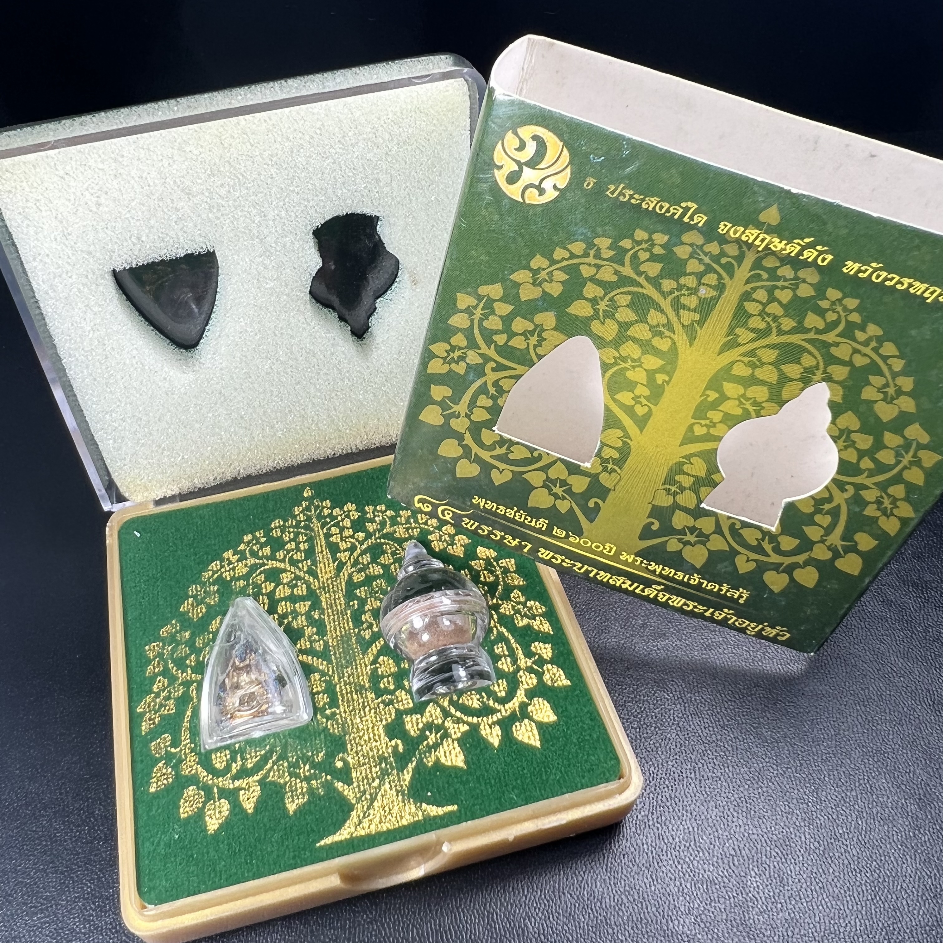 พระพุทธชินราช(จำลอง) ภปร. 84 พรรษา เนื้อเงินชุบทองคำขาว พิมพ์เล็กขนาดหน้าตัก 1/4 นิ้ว (สภาพผิวเดิมสวย ขึ้นสีรุ้งธรรมชาติ แบบนิยม)(พระราชทานมวลสาร จิตรลดาและเส้นพระเจ้า(เส้นผม))