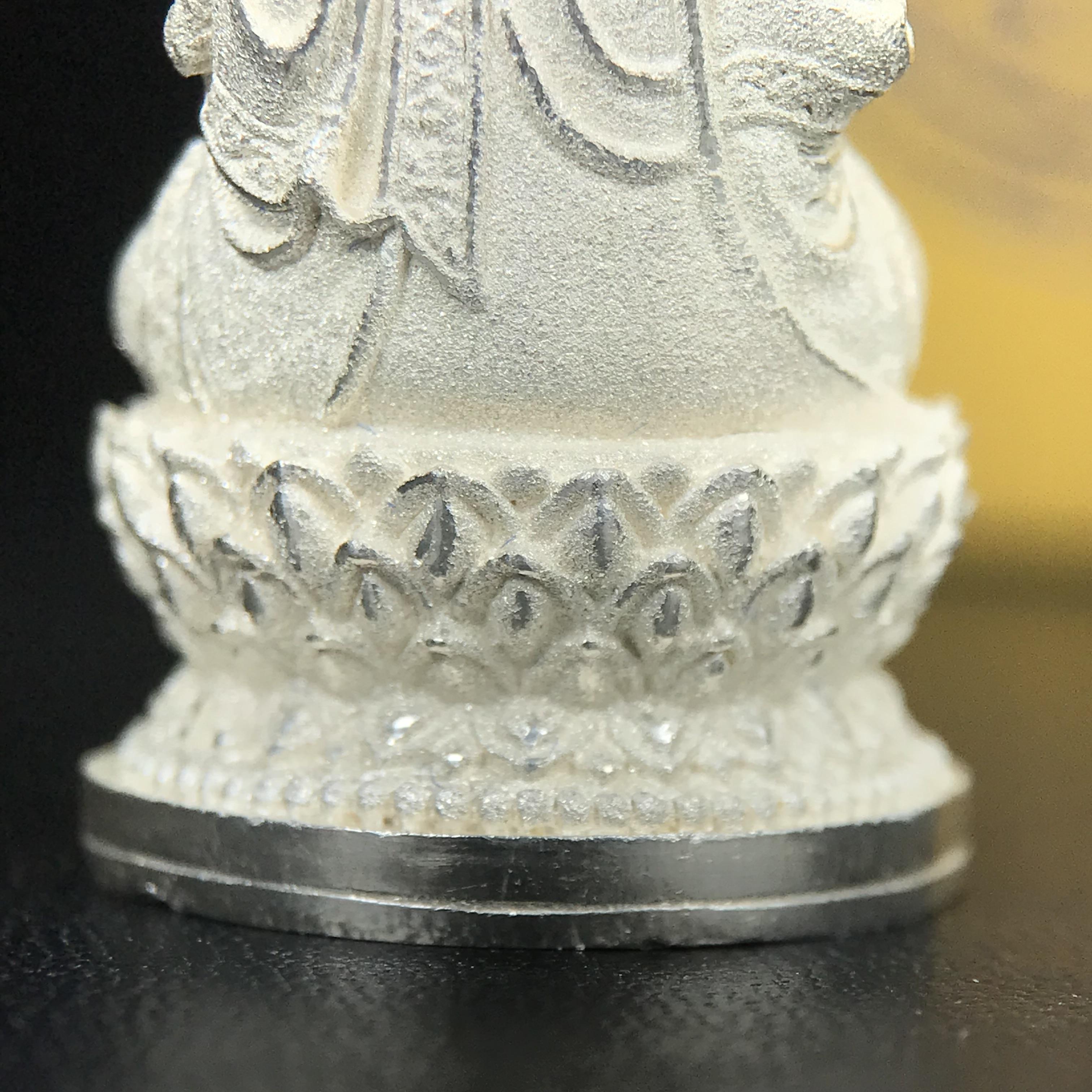 พระกริ่งจีน "ต้าเยิ่นถะ" ชุดกาญจนาภิเษกครองราชย์ 50 ปี วัดบวรนิเวศวิหาร ปี 2538 เนื้อเงินพ่นทรายขัดเงาบางส่วน 99.99% สูง 3.8 ซม. (คัดสภาพสวยเดิม พิธีใหญ่ พุทธศิลป์งดงาม) สภาพสวยเดิมพร้อมกล่องบรรจุเดิม ตอกโค๊ดหมายเลขกำกับ1 ใน 6001 องค์