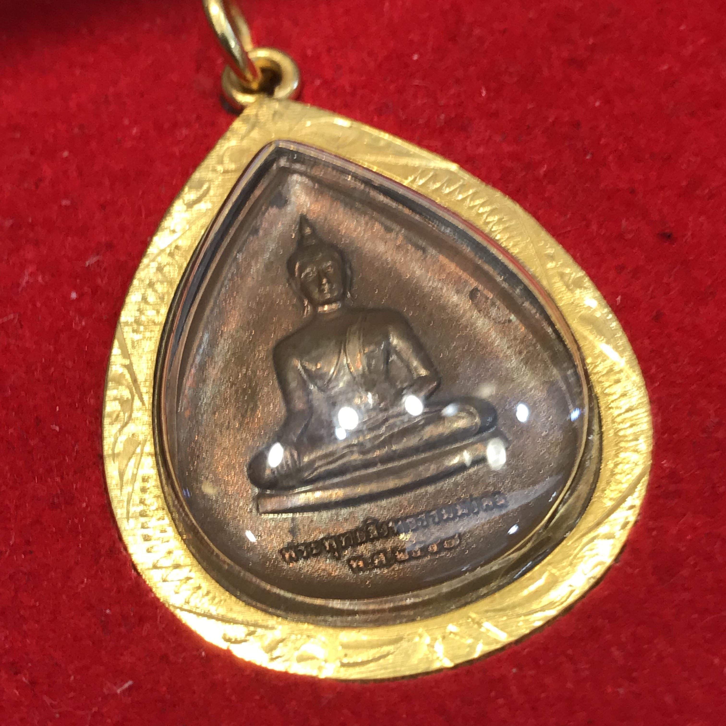 พระชุดของขวัญ 3 องค์ พระหลวงปู่ทวด ทรงกลีบบัวและกลีบขนุน เนื้อว่านดำ ภ.ป.ร. พร้อมพระพุทธสิงหธรรมมงคล ห่อหุ้มด้วยทองนพเกล้า ปี 2547