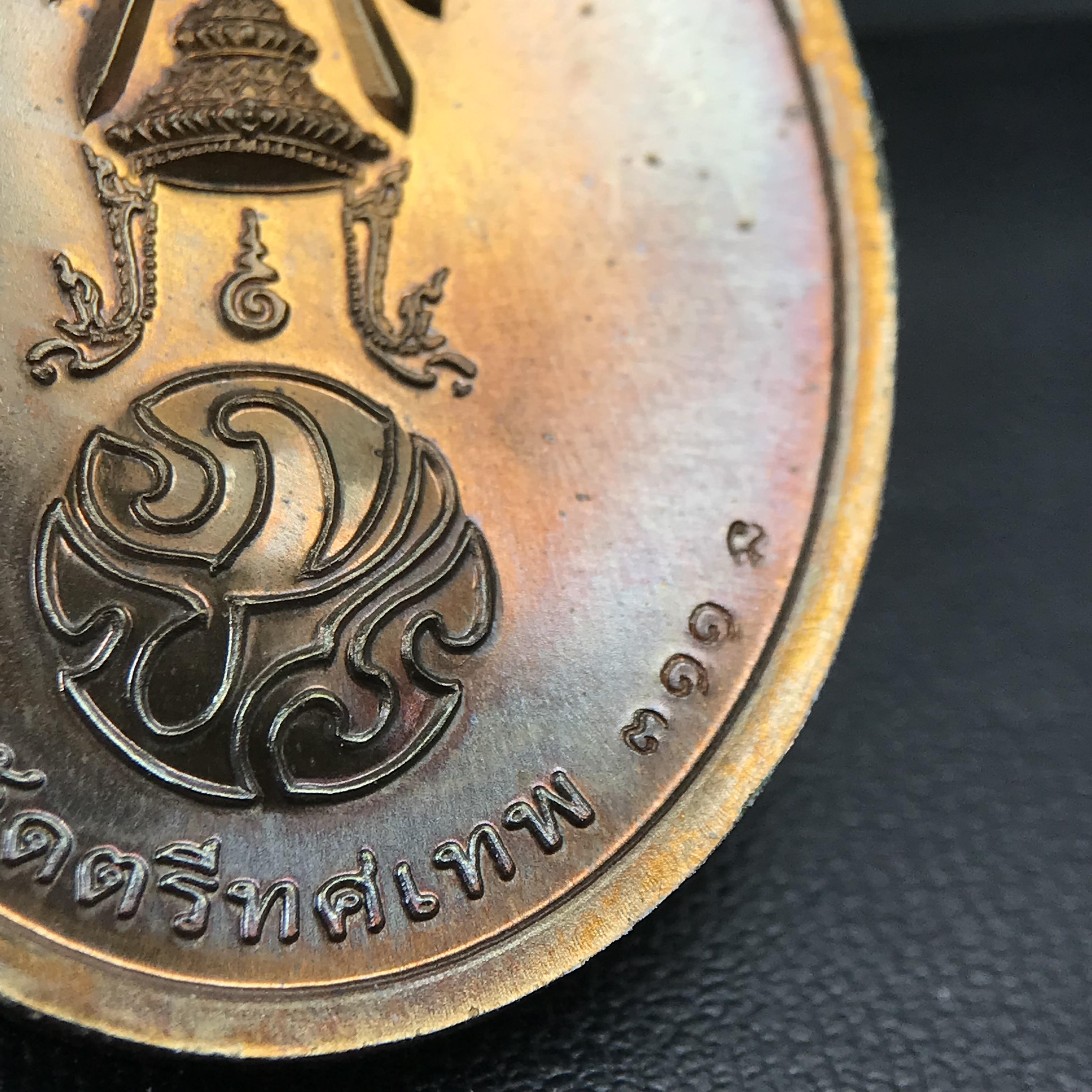 พระพุทธนวราชบพิตร ภปร. ที่ระลึก 7รอบ 84พรรษา ในหลวงรัชกาลที่ 9 วัดตรีทศเทพ จัดสร้าง พ.ศ. 2554 เหรียญเนื้อนวโลหะสภาพสวยกล่องเดิมครบ ตอกโค๊ตและหมายเลข ๓๑๑ (1 ใน 999 เหรียญ)หายากพบเจอน้อยมาก***นิมิตหมายแห่งคุณพระรัตนตรัย และความผูกพันระหว่างพระมหากษัตริย์กับ