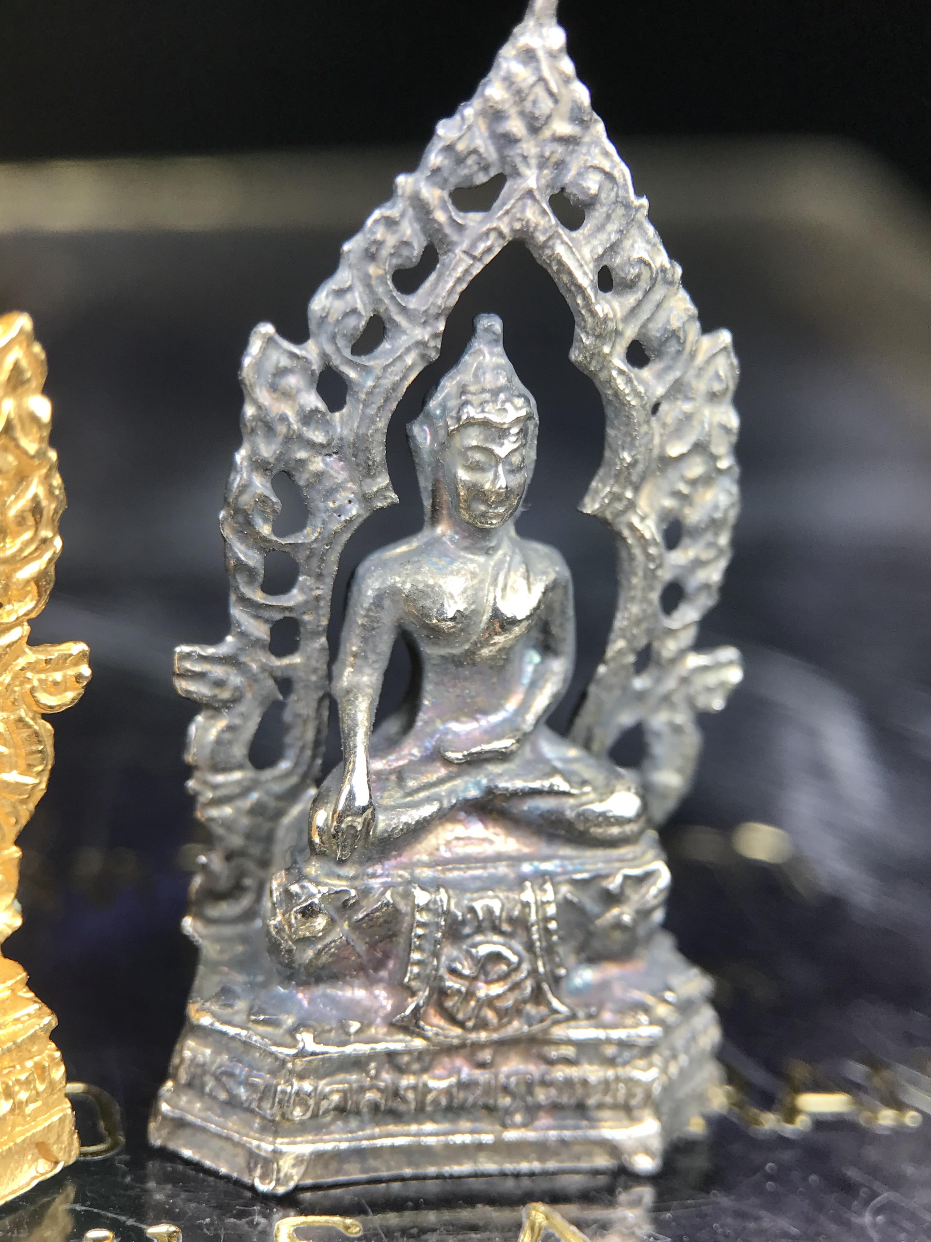 ชุดวัตถุมงคลพระพุทธมงคลรัตนภูมิพัฒนมหามุนี ภปร. วัดมงคลรัตนาราม วัดไทยในซานฟรานซิสโก สหรัฐอเมริกา ( Sanfrancisco USA.) ปี 2523(ชุดพิเศษกรรมการ 1 ชุด 5 รายการ)หายาก(พิธีใหญ่)หลวงปู่โต๊ะ วัดประดู่ฉิมพลี พร้อมเกจิอาจารย์ในยุคอีก ๑๐๘ รูปนั่งปรกอธิษฐานจิต