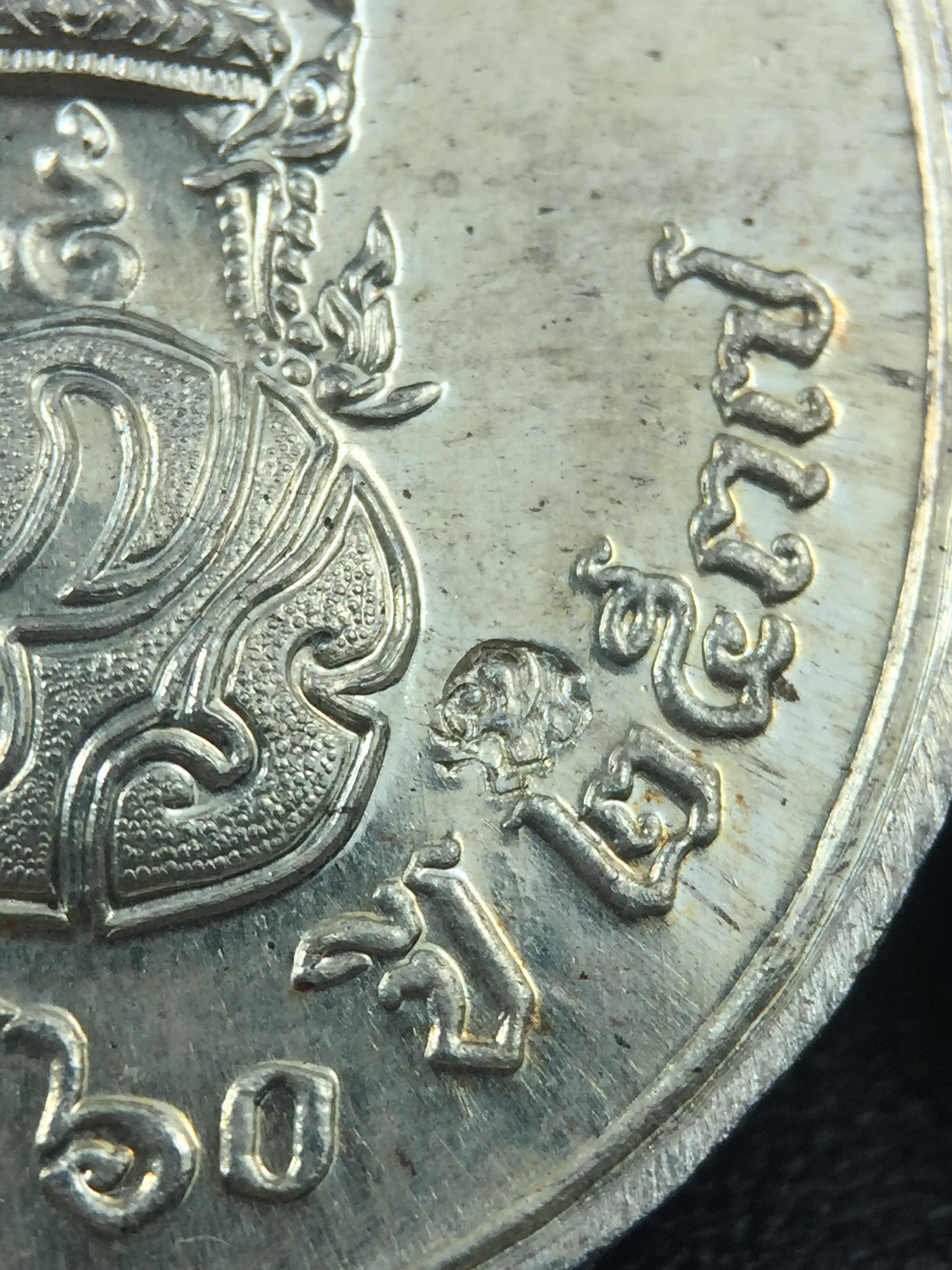 เหรียญพระพุทธสิหิงค์ ภปร. รุ่นมหาลัยธรรมศาสตร์ 60ปี พ.ศ.2537 พิมพ์ใหญ่(เนื้อเงิน+เนื้อทองแดง)ผิวเดิมๆสวยมาก(ในหลวงรัชกาลที่9เสด็จในพิธี)(พิธีใหญ่ เกจิที่มีชื่อเสียงมาร่วมปลุกเสกจำนวนมาก ชนวนมาลสารเก่าเข้มขลัง )ของดีธรรมศาสตร์ที่ศิษย์เก่าไม่ควรพลาด