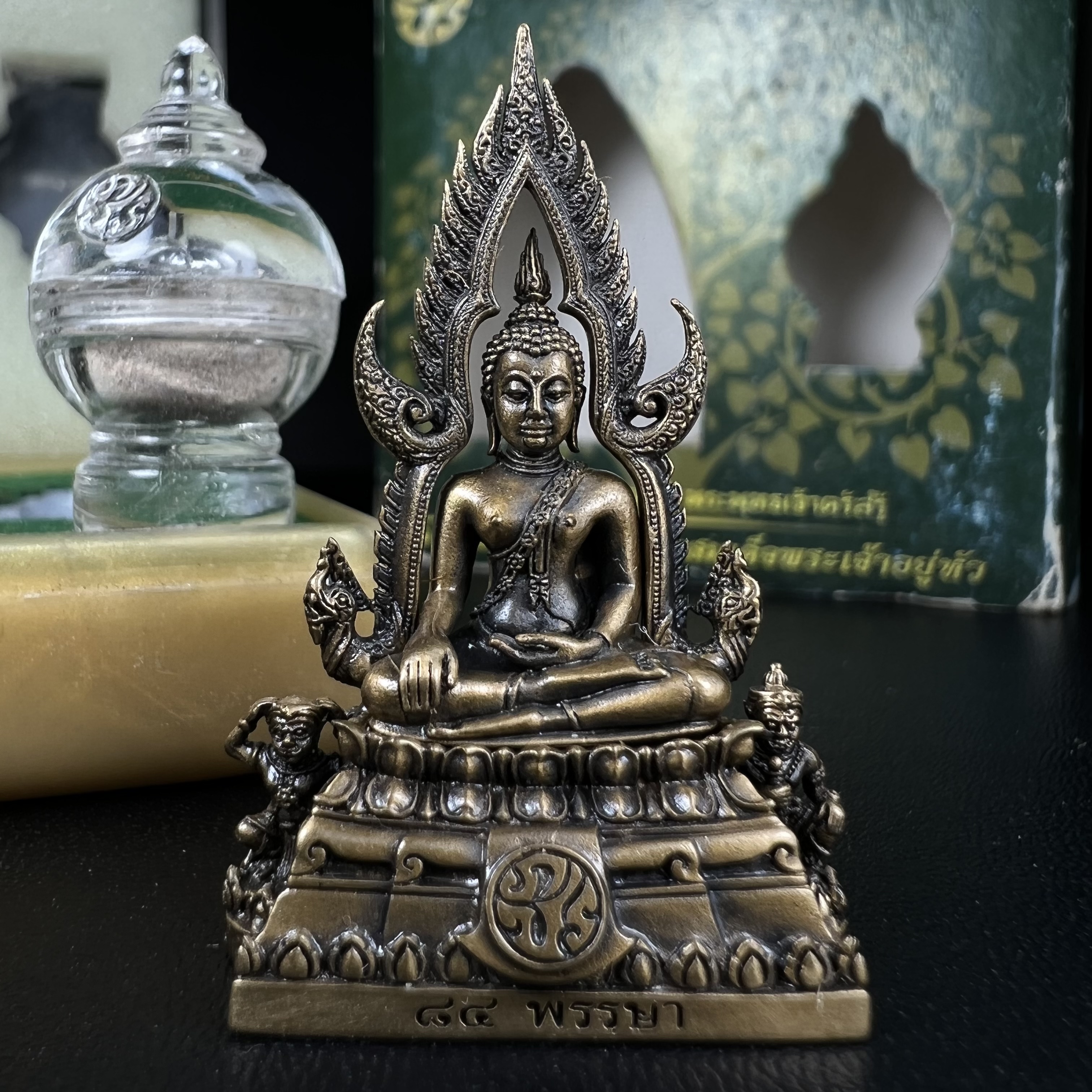 พระพุทธชินราช(จำลอง) ภปร 84 พรรษา เนื้อบรอนซ์รมดำซาติน พิมพ์กลางขนาดหน้าตัก 1/2 นิ้ว )(พระราชทานมวลสาร จิตรลดาและเส้นพระเจ้า(เส้นผม)รัชกาลที่9)