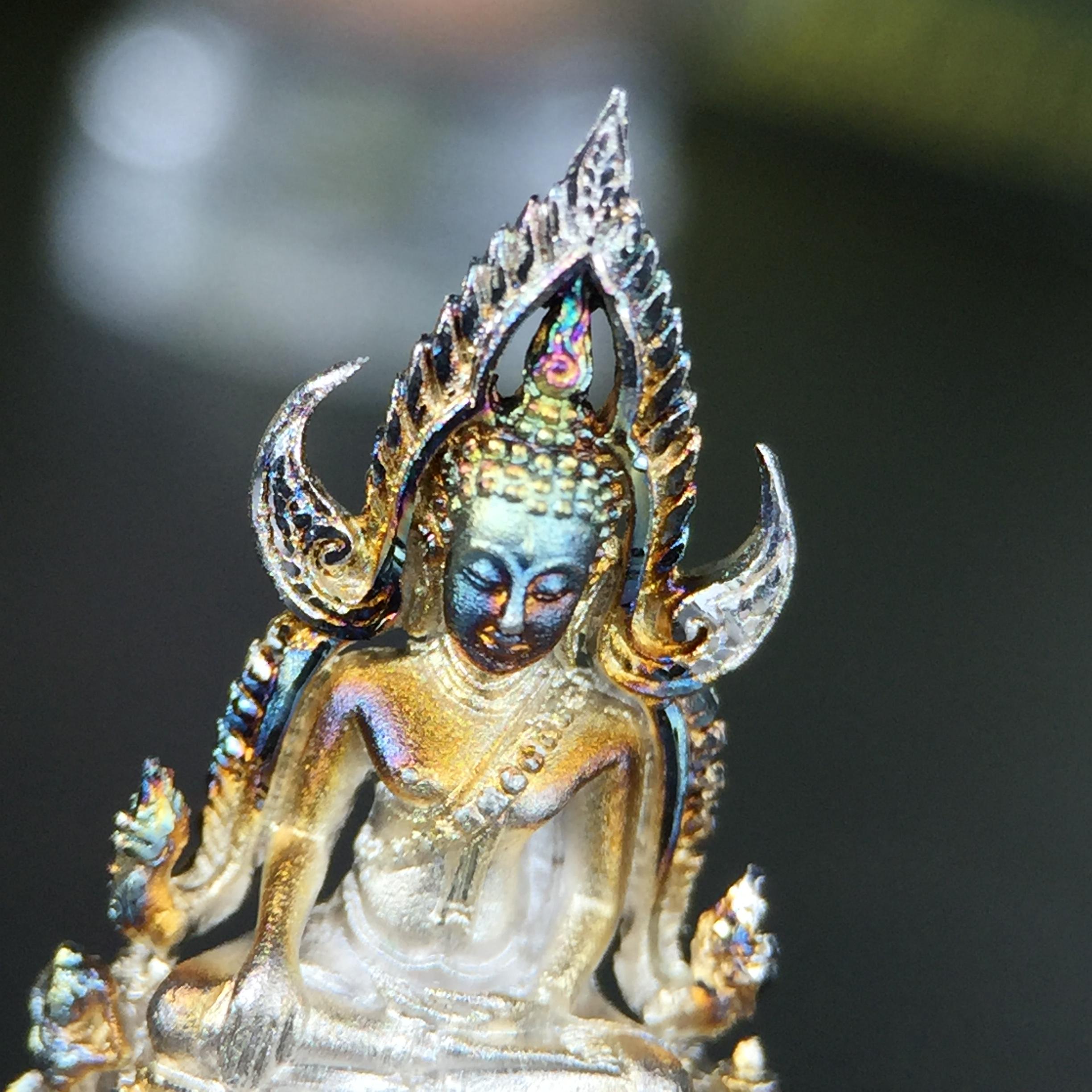 พระพุทธชินราช(จำลอง) ภปร. 84 พรรษา เนื้อเงินชุบทองคำขาว พิมพ์เล็กขนาดหน้าตัก 1/4 นิ้ว (สภาพผิวเดิมสวย ขึ้นสีรุ้งธรรมชาติ แบบนิยม)(พระราชทานมวลสาร จิตรลดาและเส้นพระเจ้า(เส้นผม))