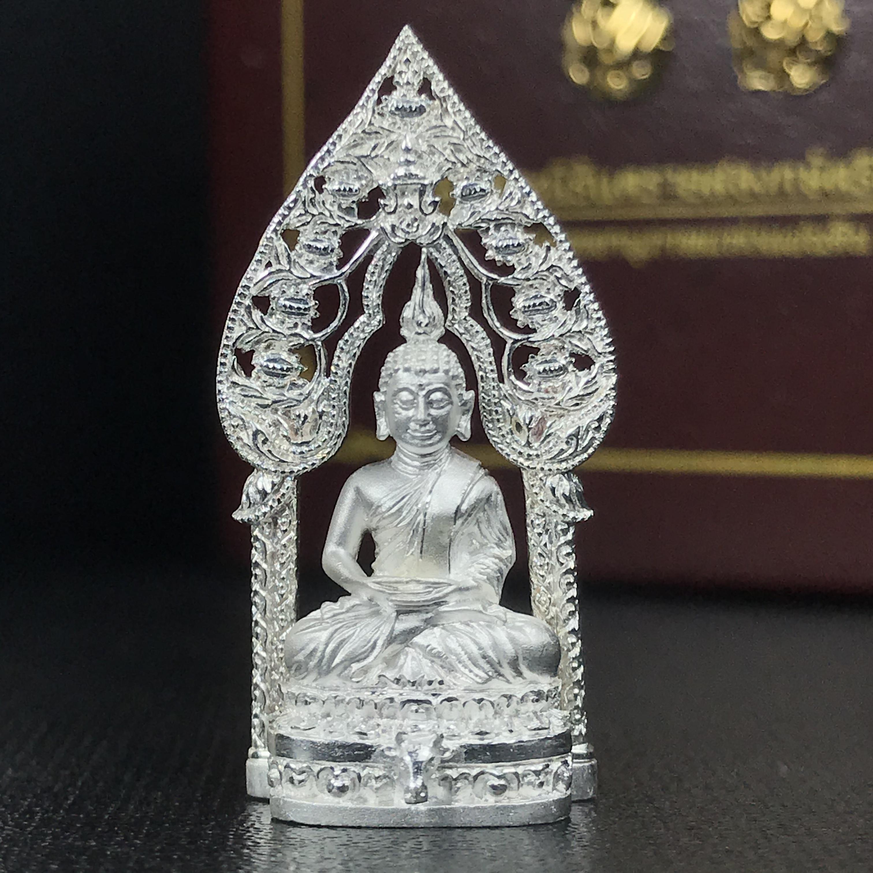 พระนิรันตรายสองกษัตริย์ มหาพุทธานุภาพแห่งแผ่นดิน ปี2552 "พระผู้ปกป้องคุ้มครองจากภัยอันตรายทั้งปวง"พระกริ่งเนื้อเงิน หน้าตัก 1/2 นิ้ว พร้อมกล่องบรรจุเดิมครบชุด(1 ใน 9999 องค์)