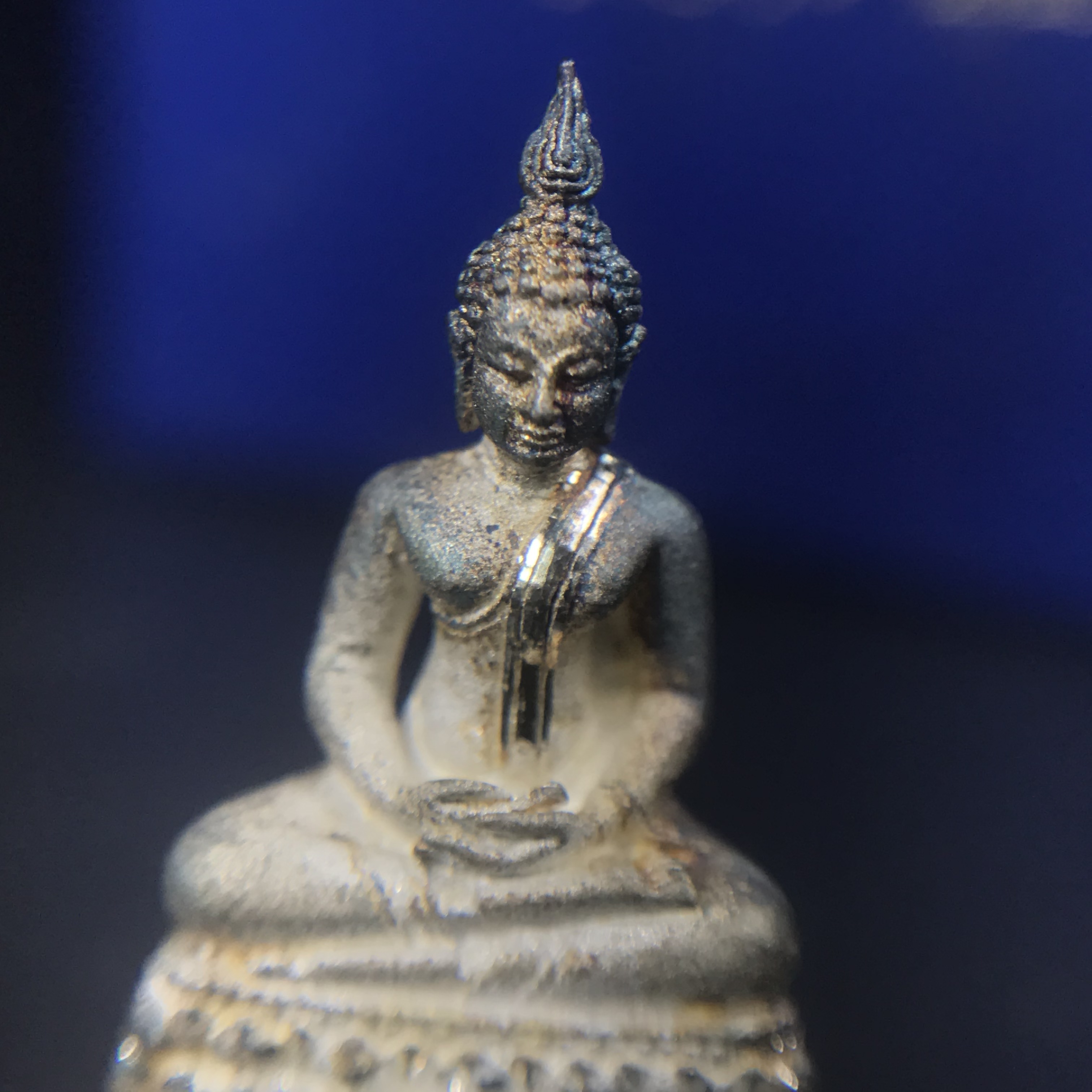 พระชัยวัฒน์พุทธสิหิงค์ ภปร. รุ่นสร้างหอพระธรรมศาสตร์ ปี2542 เนื้อเงิน(ผิวเดิม ขึ้นสีรุ้งธรรมชาติ แบบนิยม) มหาพิธี 3วาระอันยิ่งใหญ่